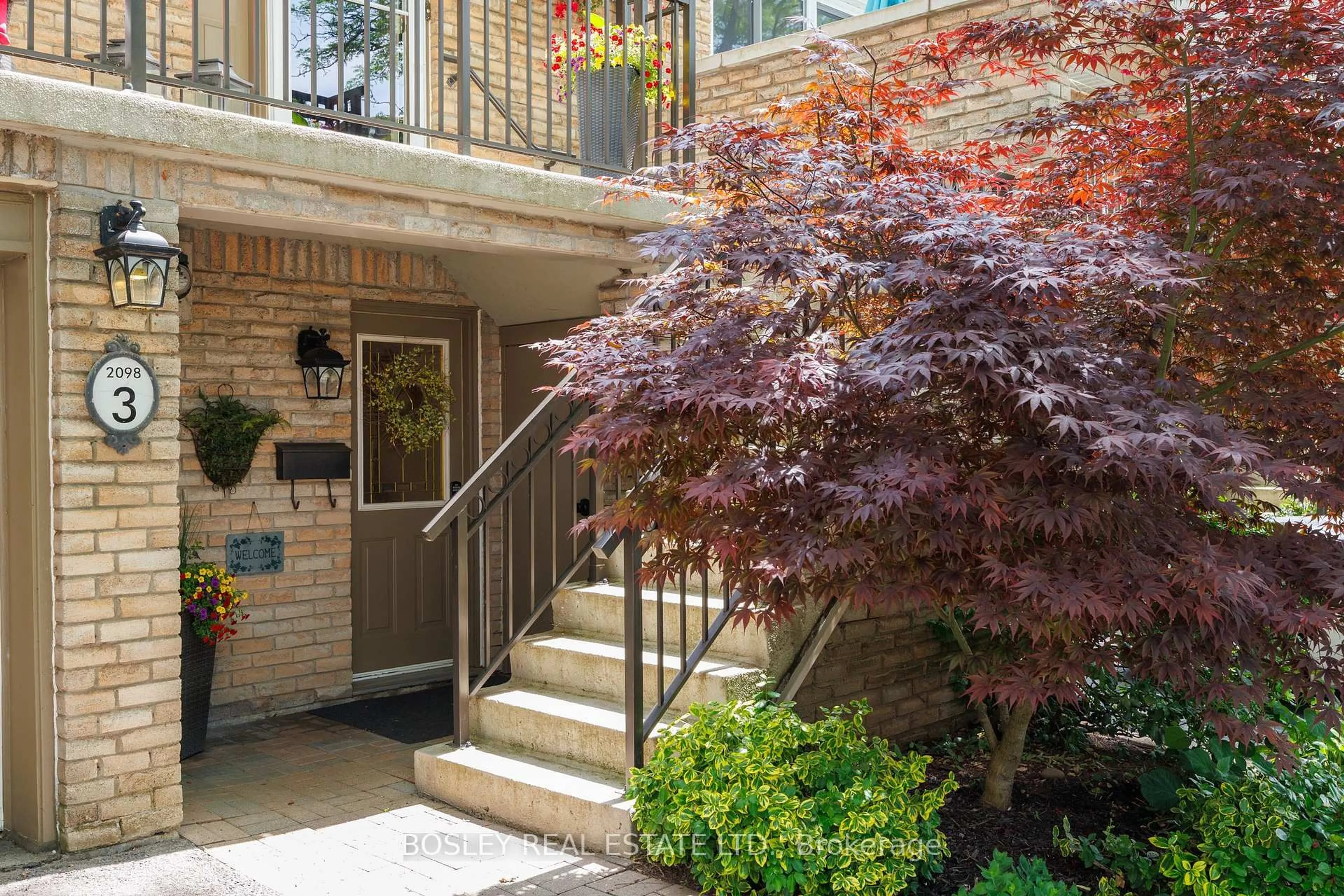 Indoor foyer for 2098 Marine Dr #3, Oakville Ontario L6L 1B7