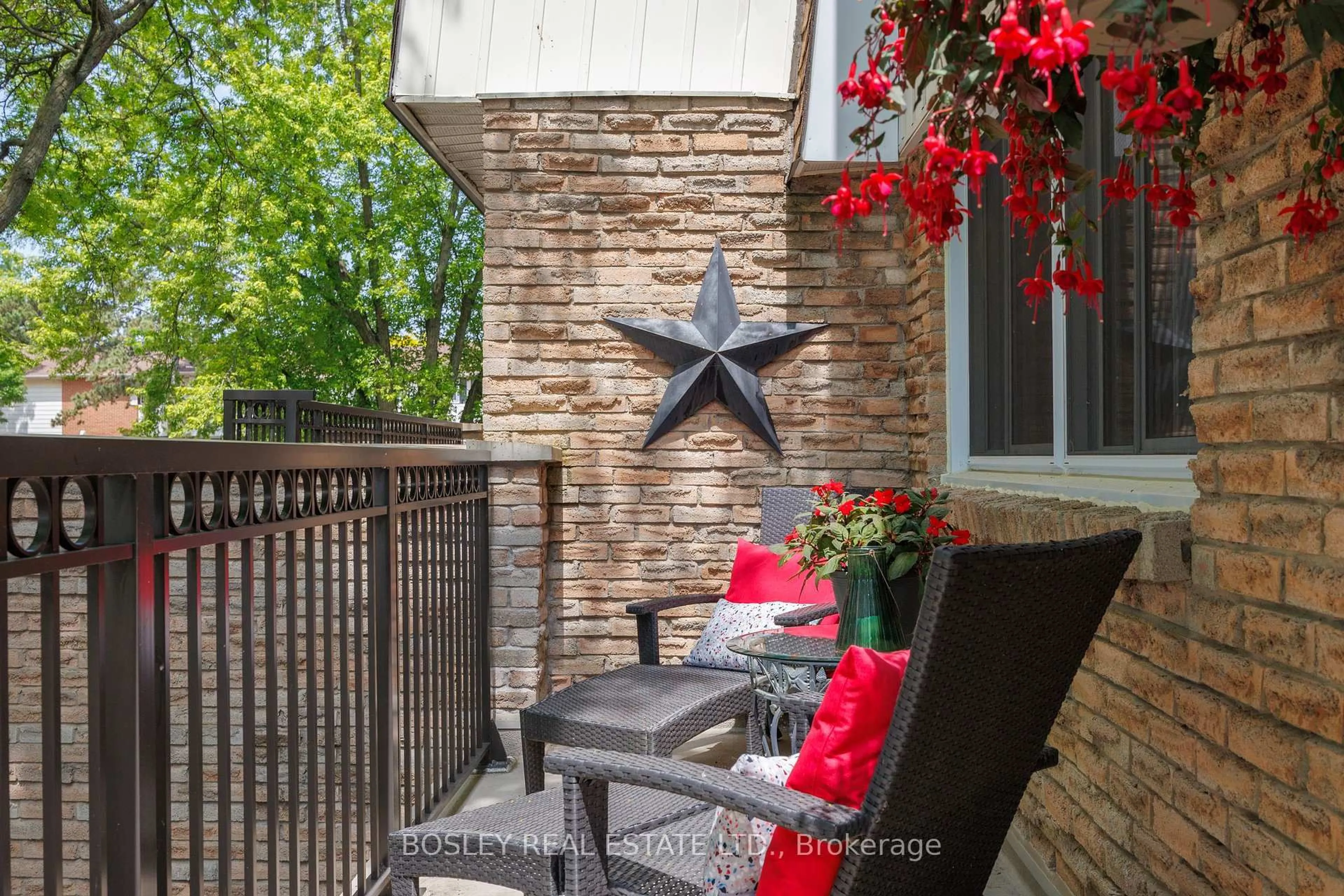 Patio, street for 2098 Marine Dr #3, Oakville Ontario L6L 1B7