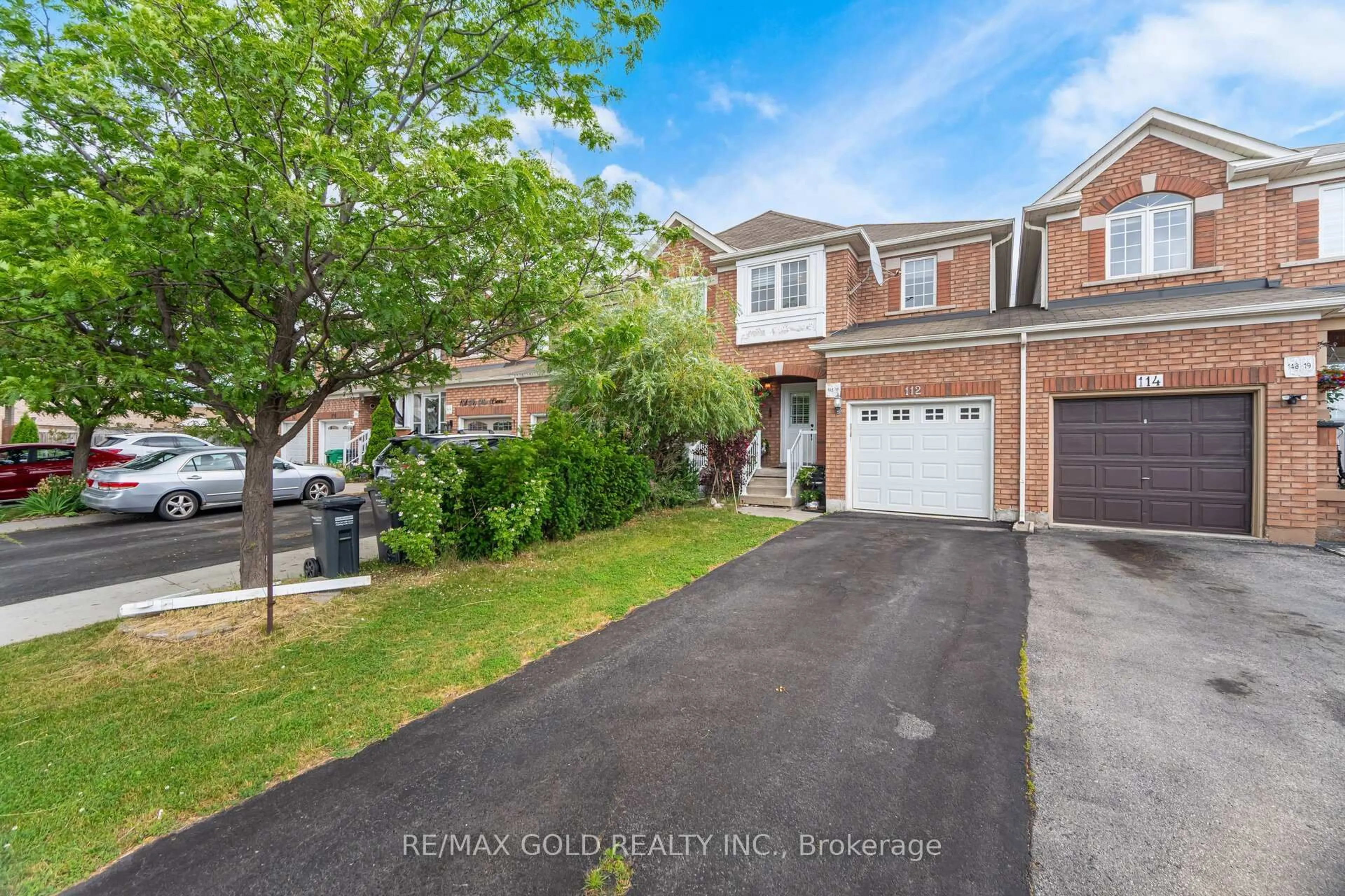 A pic from outside/outdoor area/front of a property/back of a property/a pic from drone, street for 112 Big Moe Cres, Brampton Ontario L6P 1J9