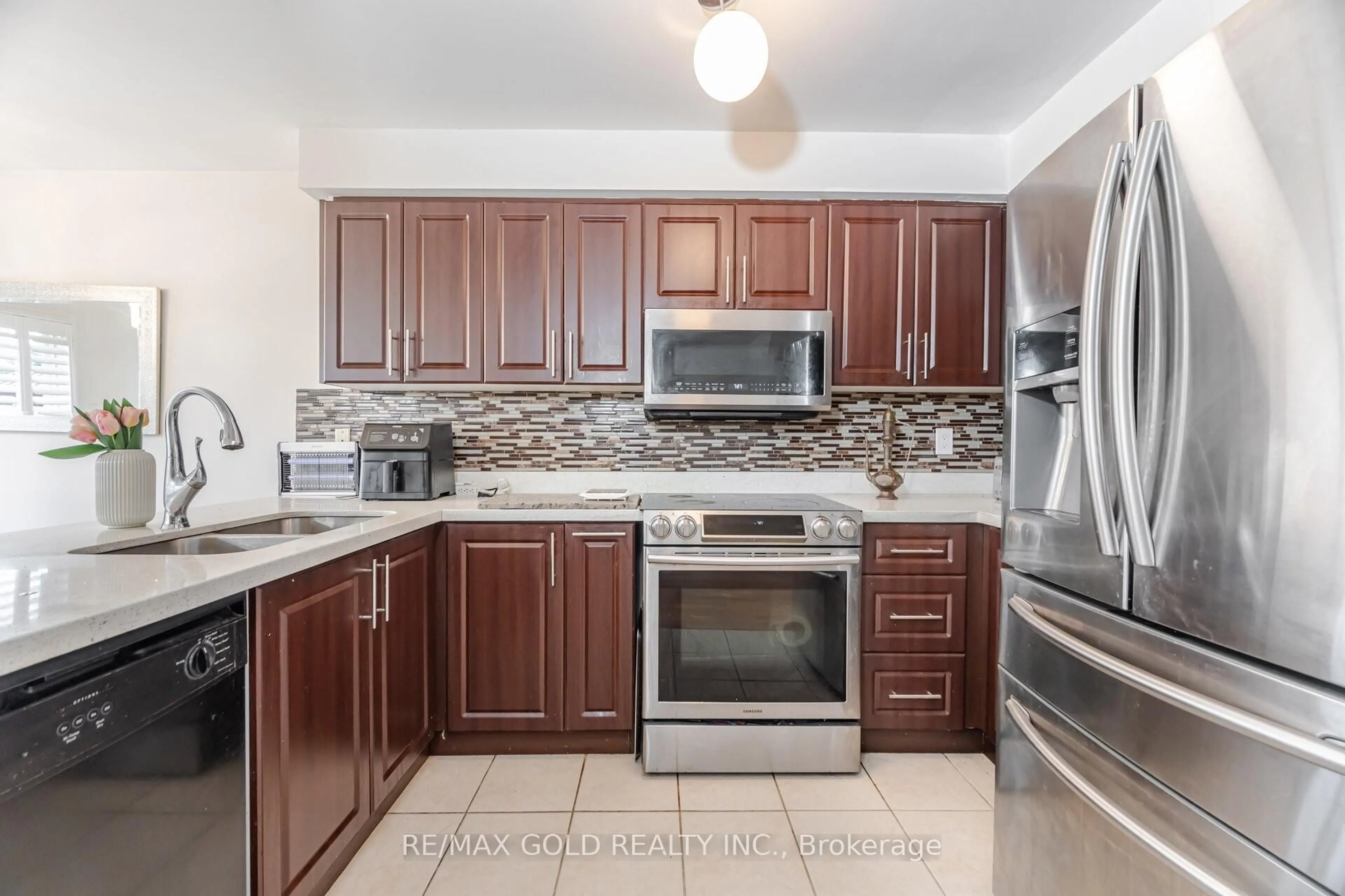 Standard kitchen, ceramic/tile floor for 112 Big Moe Cres, Brampton Ontario L6P 1J9