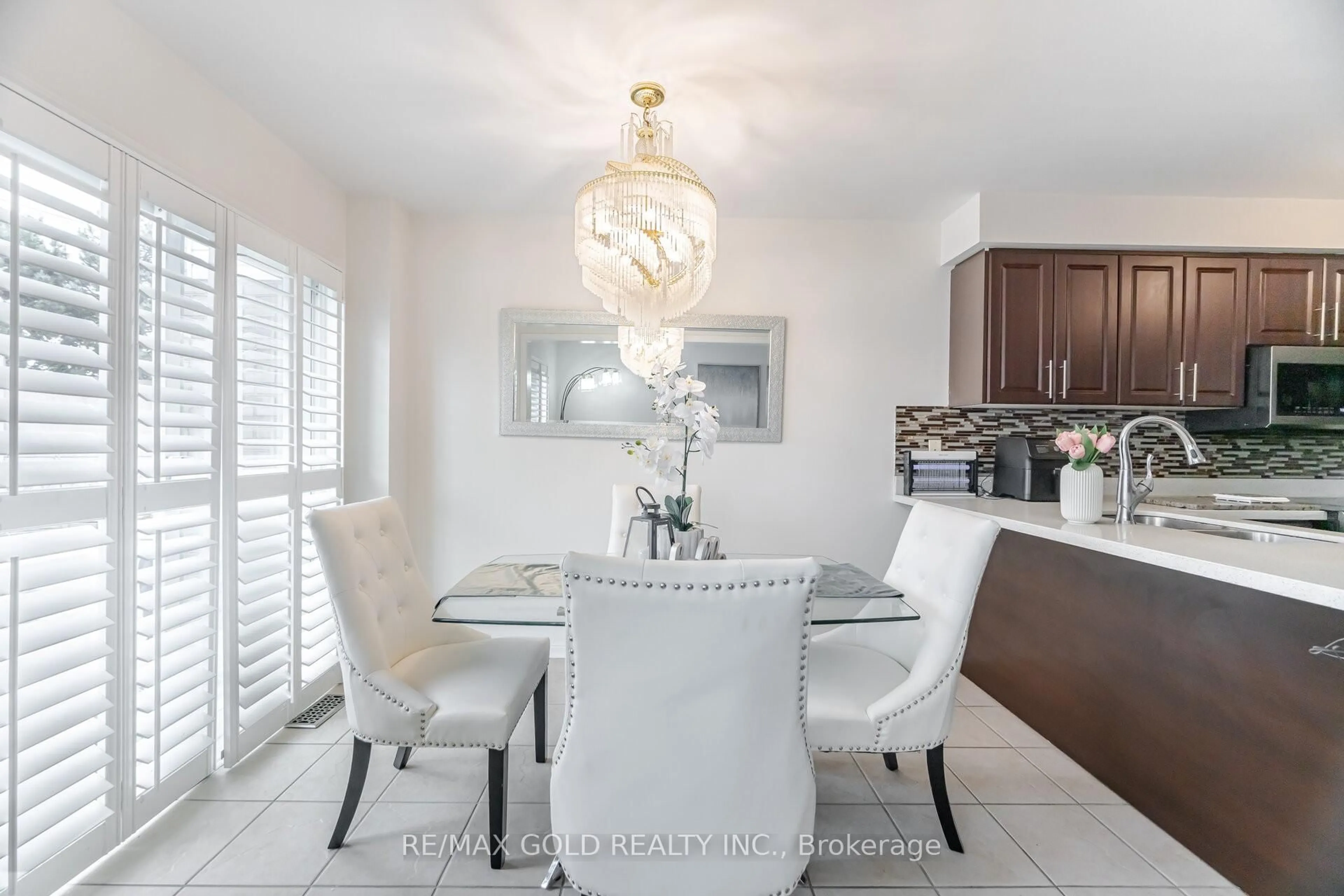 Dining room, ceramic/tile floor for 112 Big Moe Cres, Brampton Ontario L6P 1J9