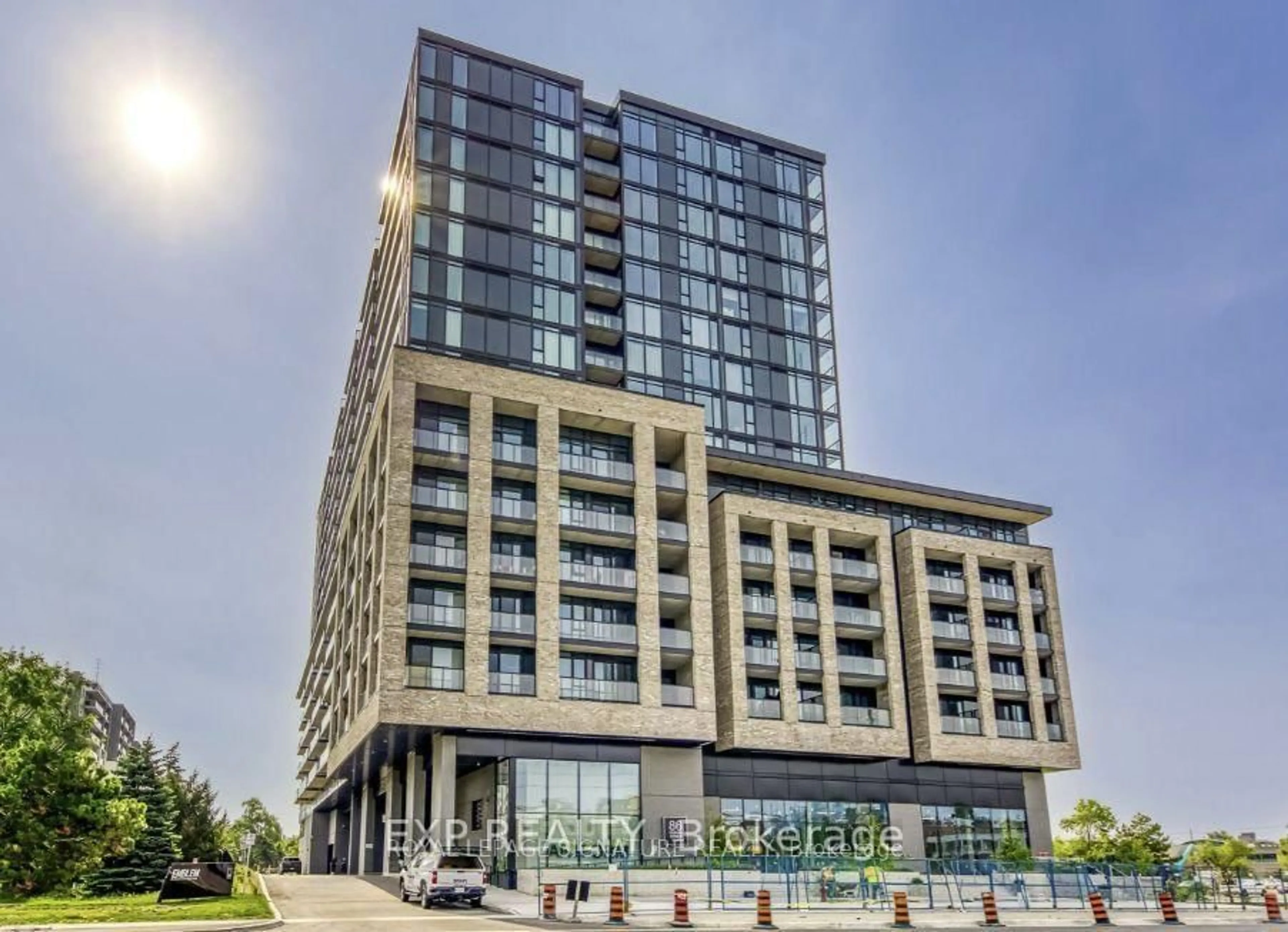 Indoor foyer for 86 Dundas St #404, Mississauga Ontario L5A 0B1