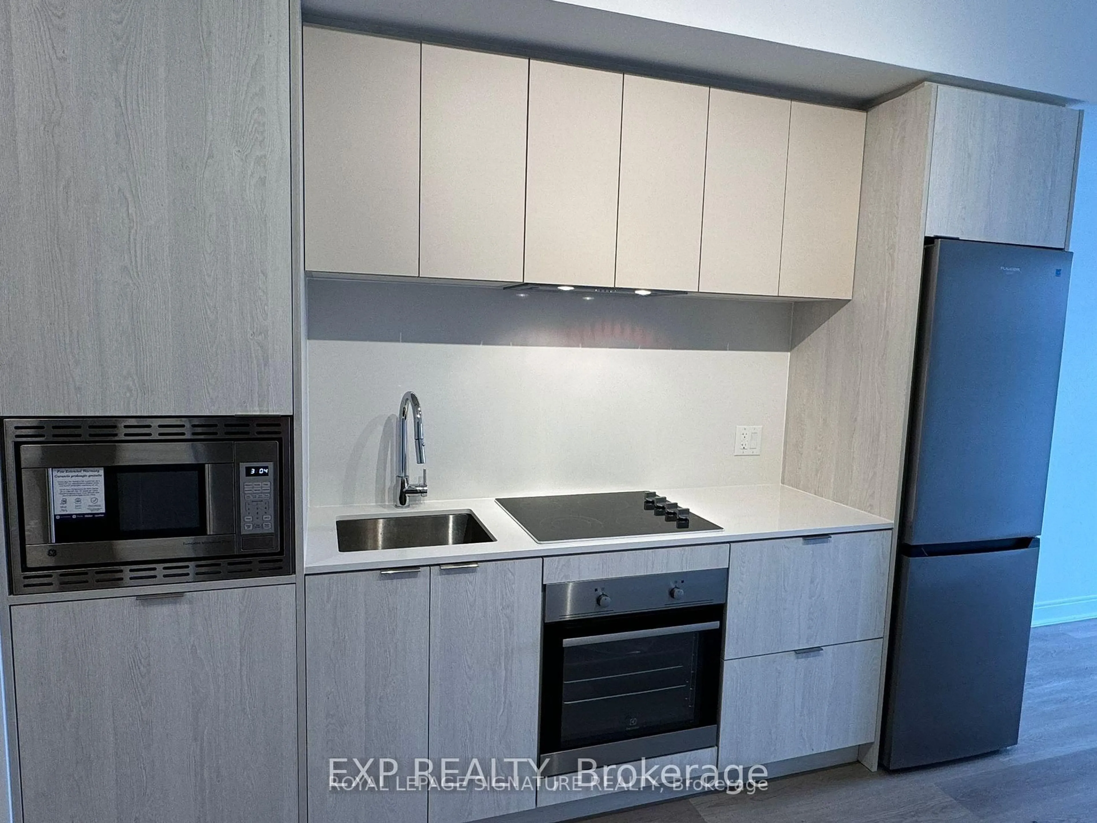 Standard kitchen, unknown for 86 Dundas St #404, Mississauga Ontario L5A 0B1