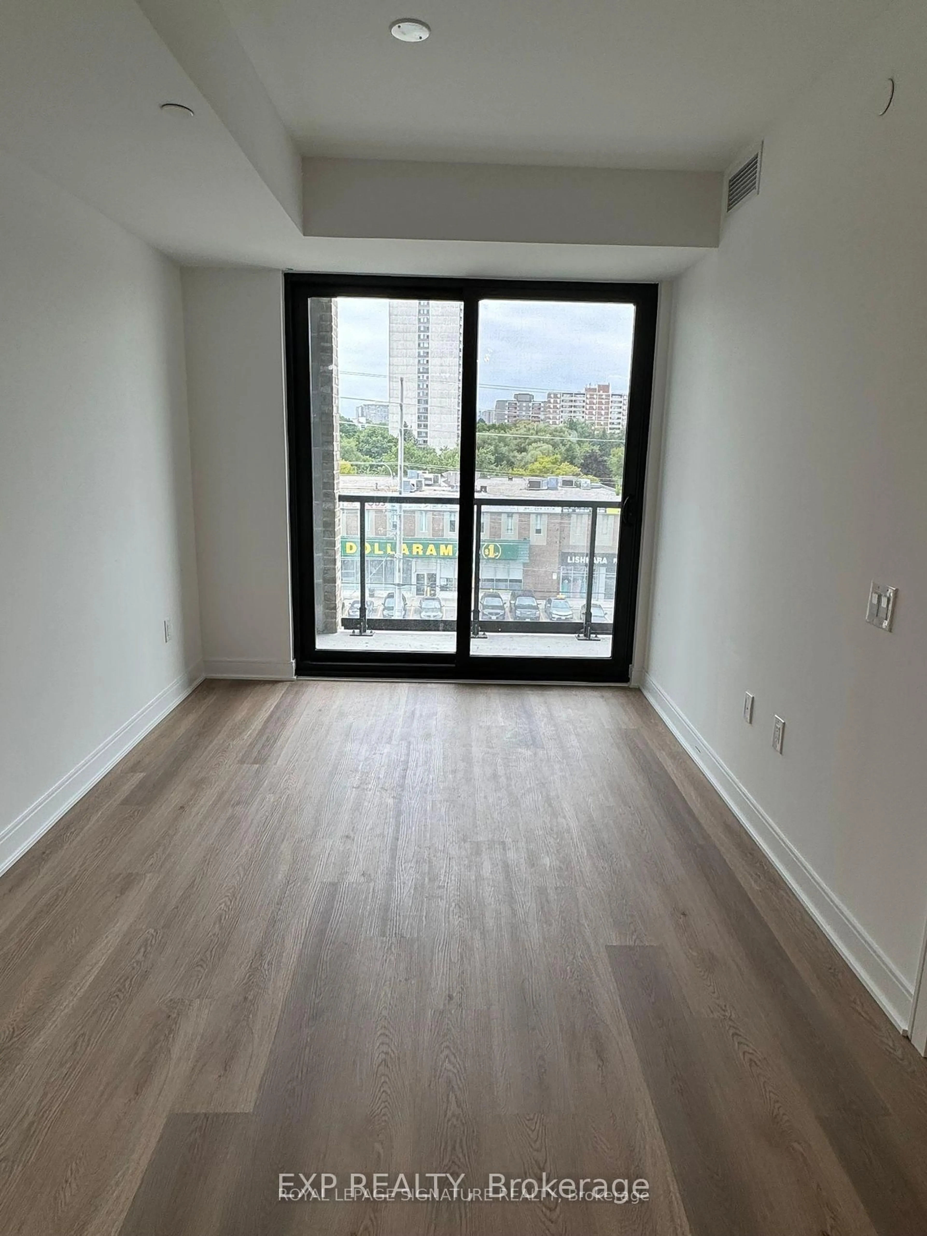 A pic of a room for 86 Dundas St #404, Mississauga Ontario L5A 0B1