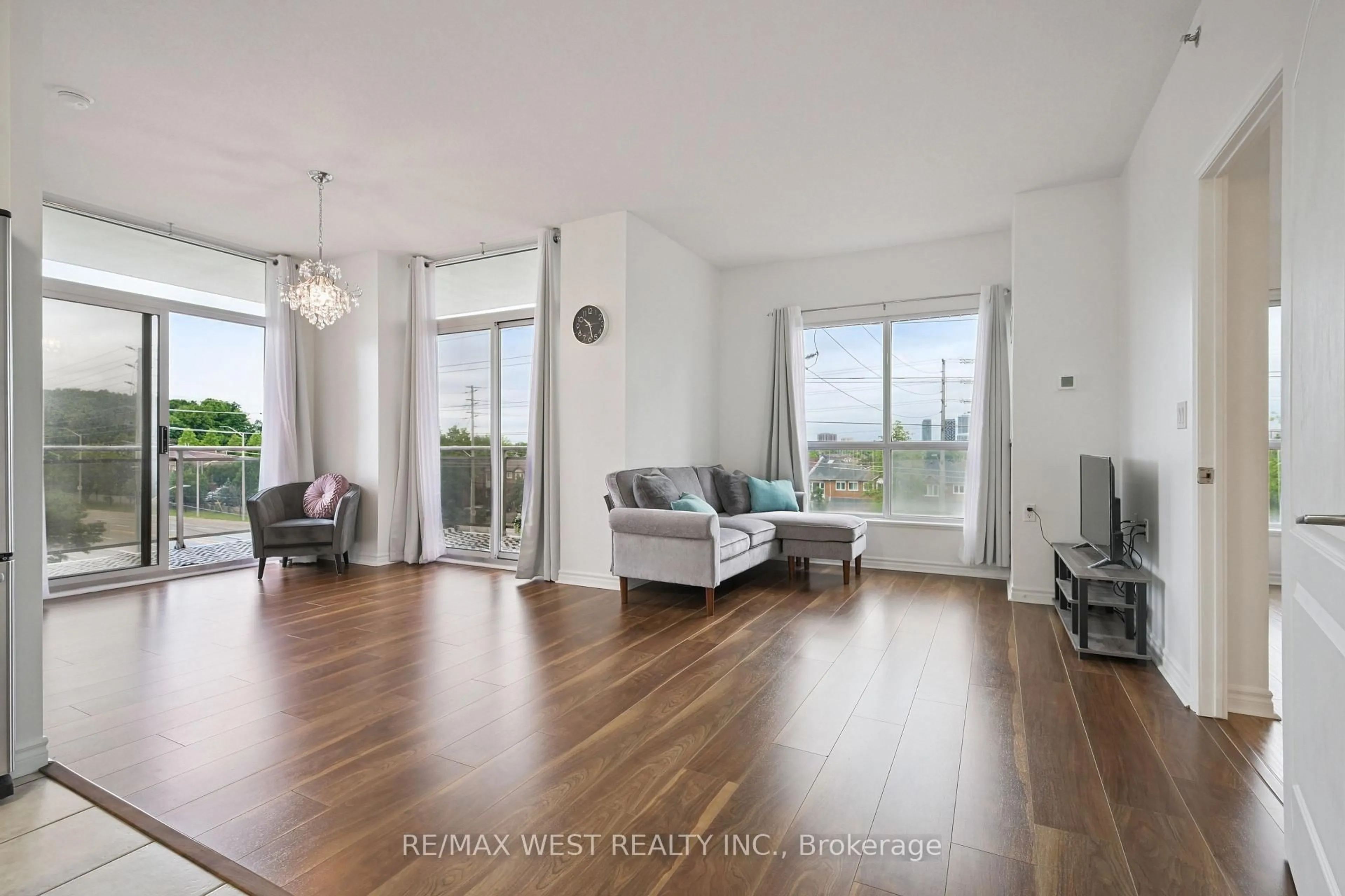 Living room with furniture, unknown for 810 Scollard Crt #402, Mississauga Ontario L5V 0A2