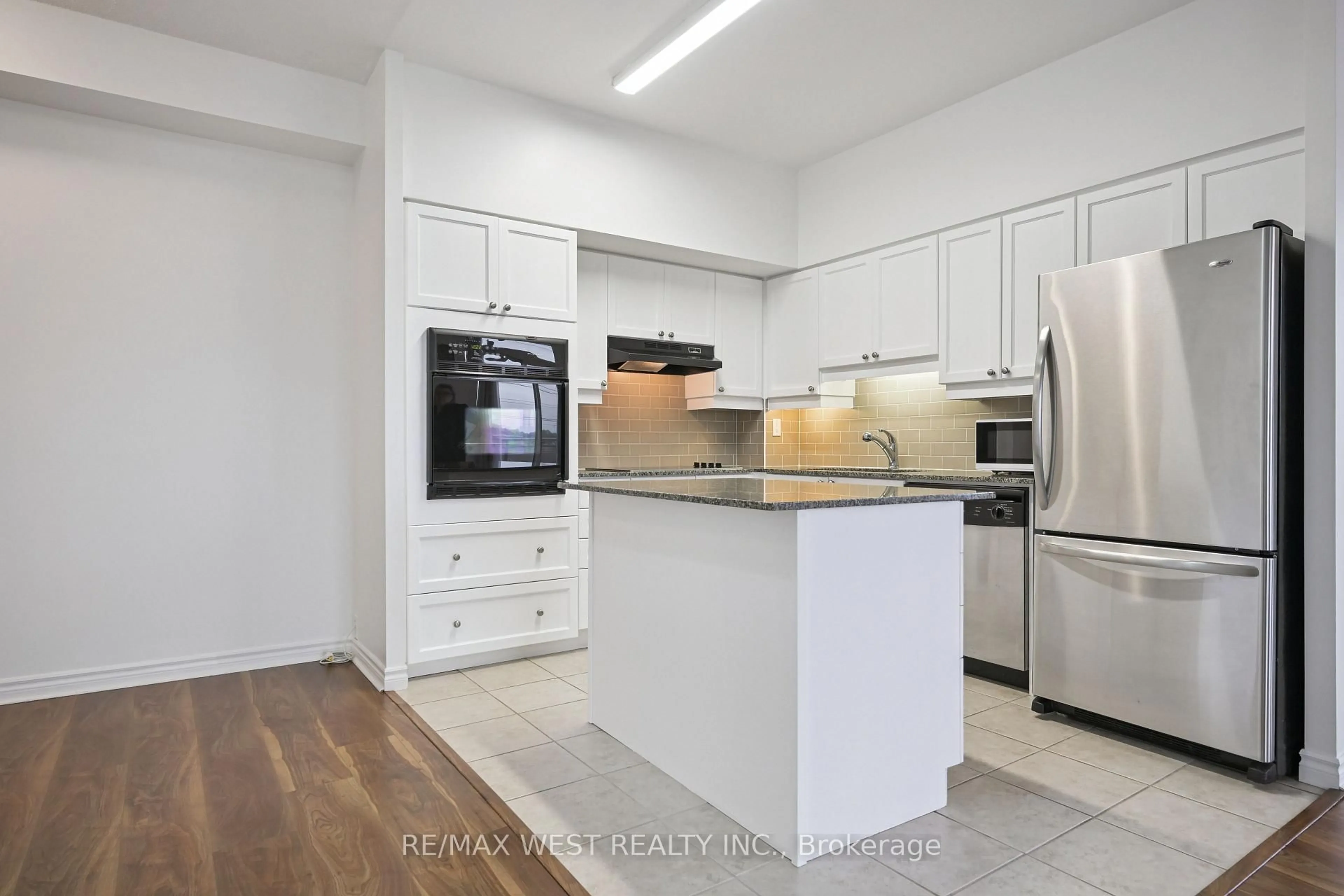 Unknown for 810 Scollard Crt #402, Mississauga Ontario L5V 0A2