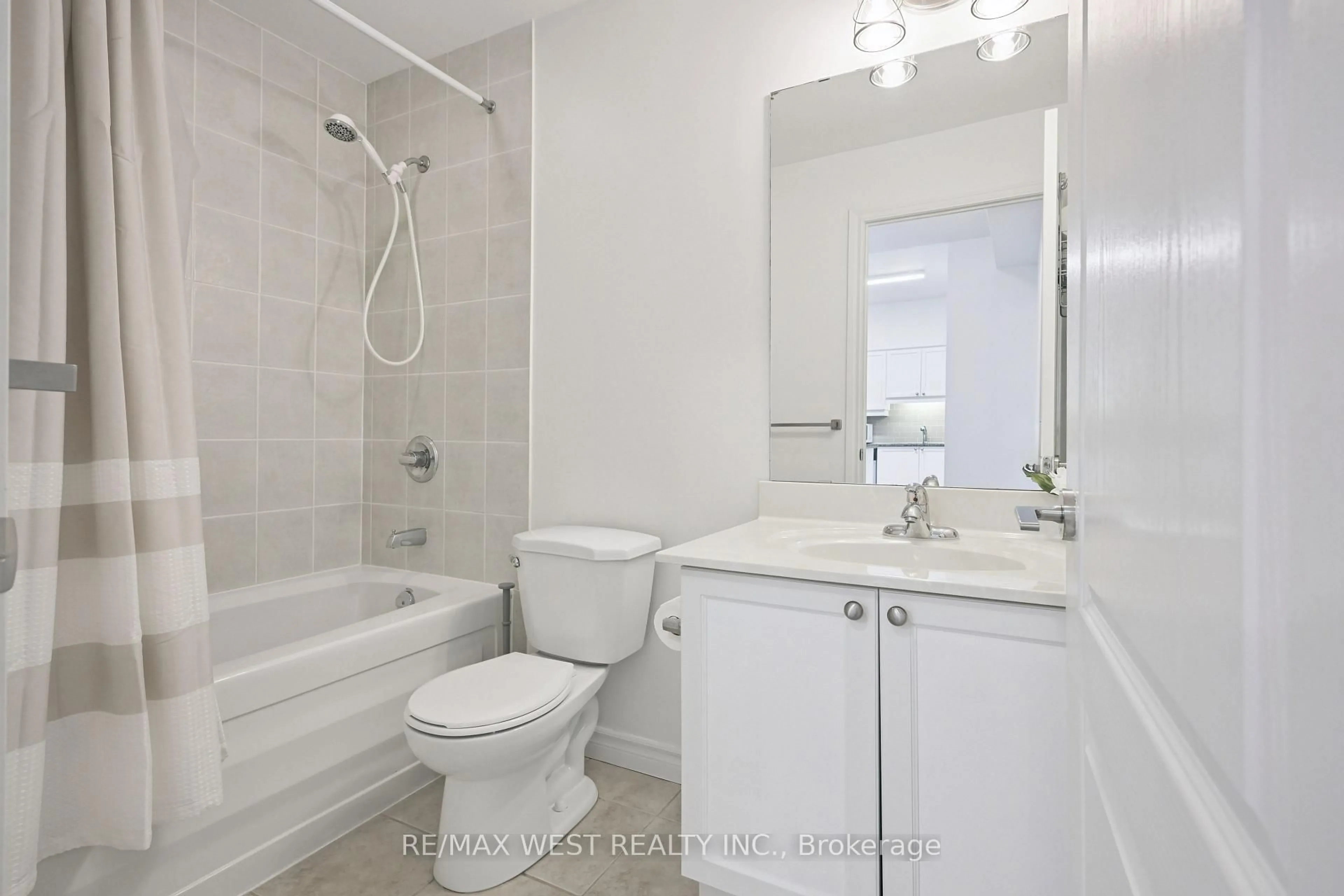 Standard bathroom, ceramic/tile floor for 810 Scollard Crt #402, Mississauga Ontario L5V 0A2