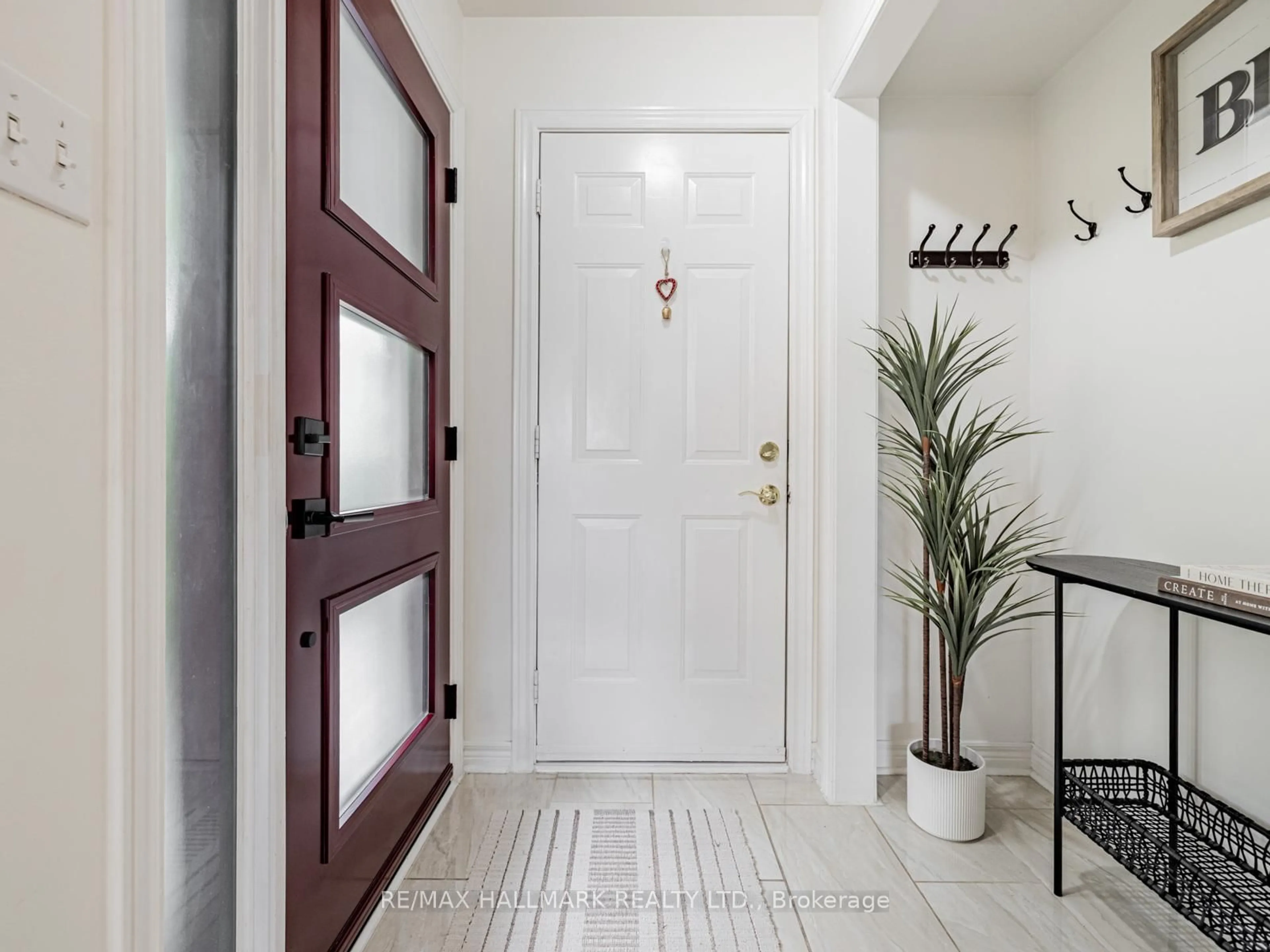 Indoor entryway for 109 Grapevine Rd, Caledon Ontario L7E 2M6
