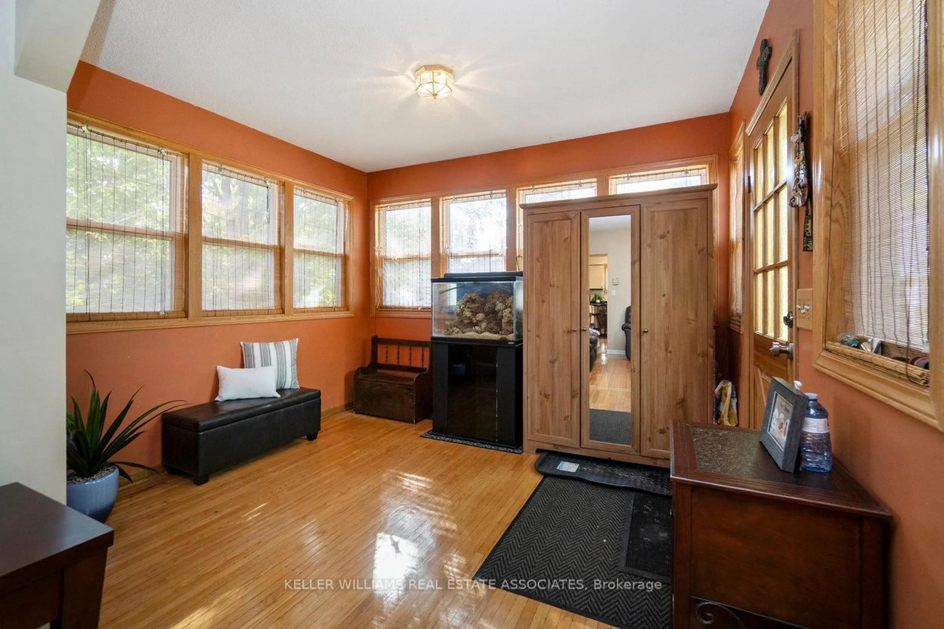Indoor entryway for 64 Eaglewood Blvd, Mississauga Ontario L5G 1V4
