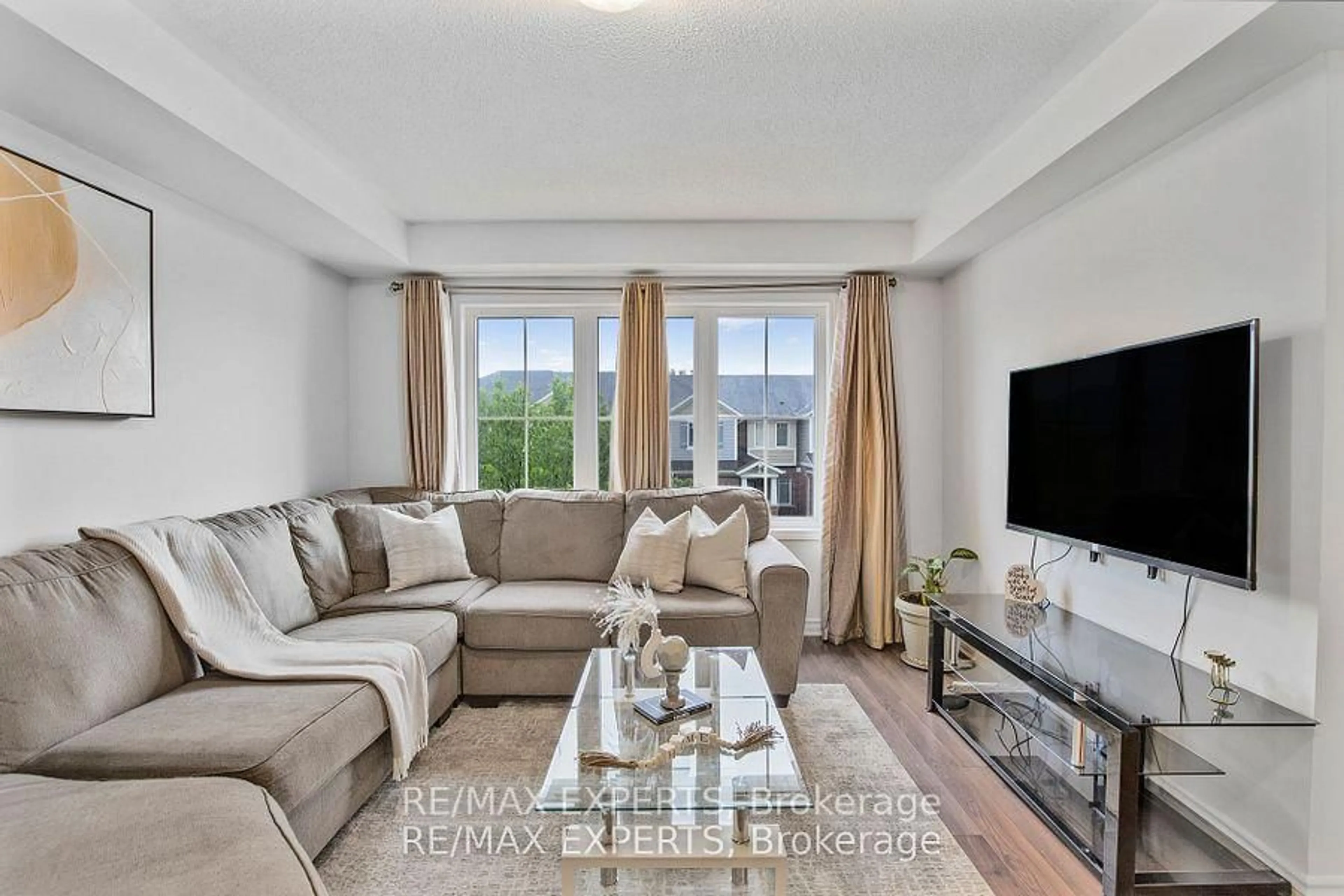 Living room with furniture, unknown for 1607 Gainer Cres, Milton Ontario L9T 8X9