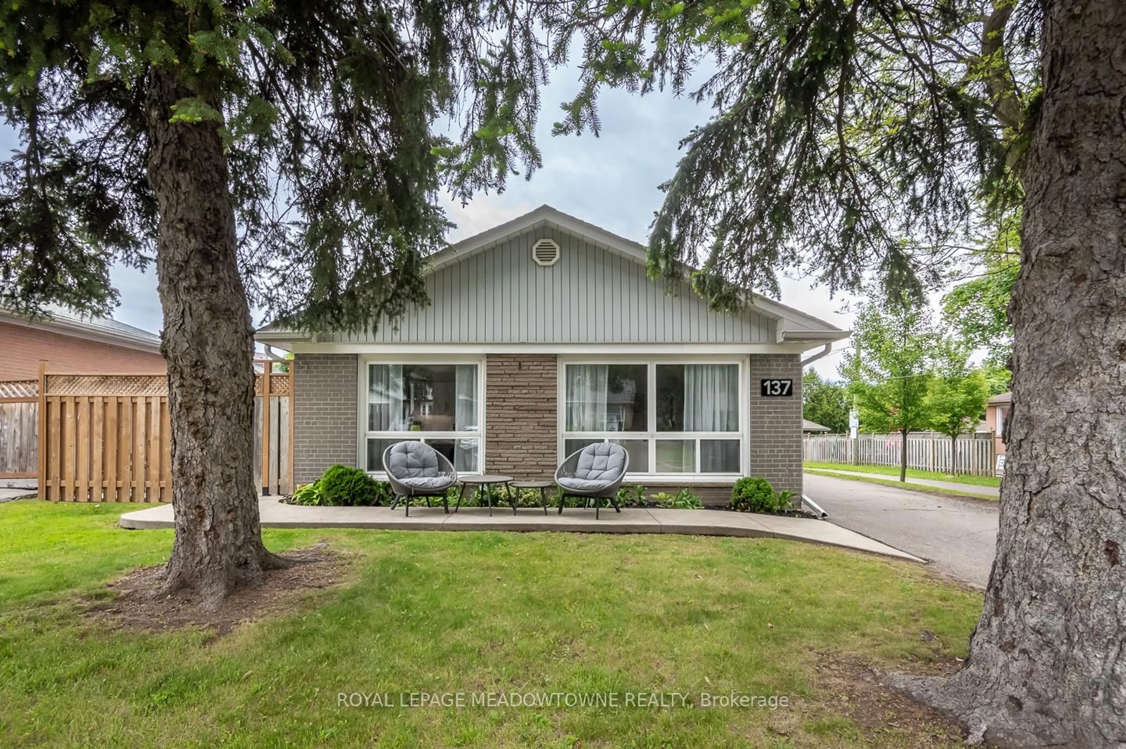 Home with vinyl exterior material, street for 137 Wakefield Rd, Milton Ontario L9T 2L7