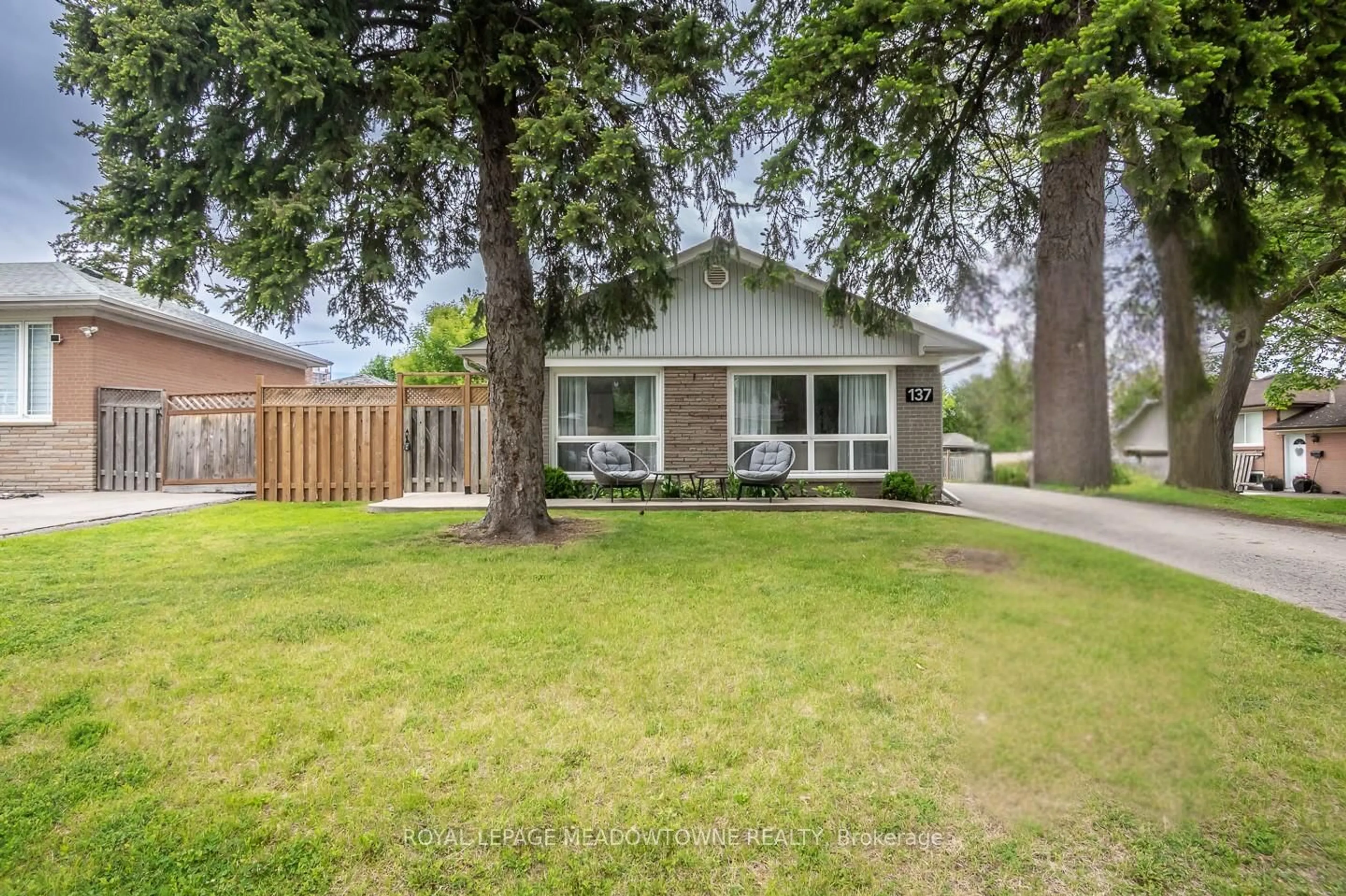 Home with vinyl exterior material, street for 137 Wakefield Rd, Milton Ontario L9T 2L7