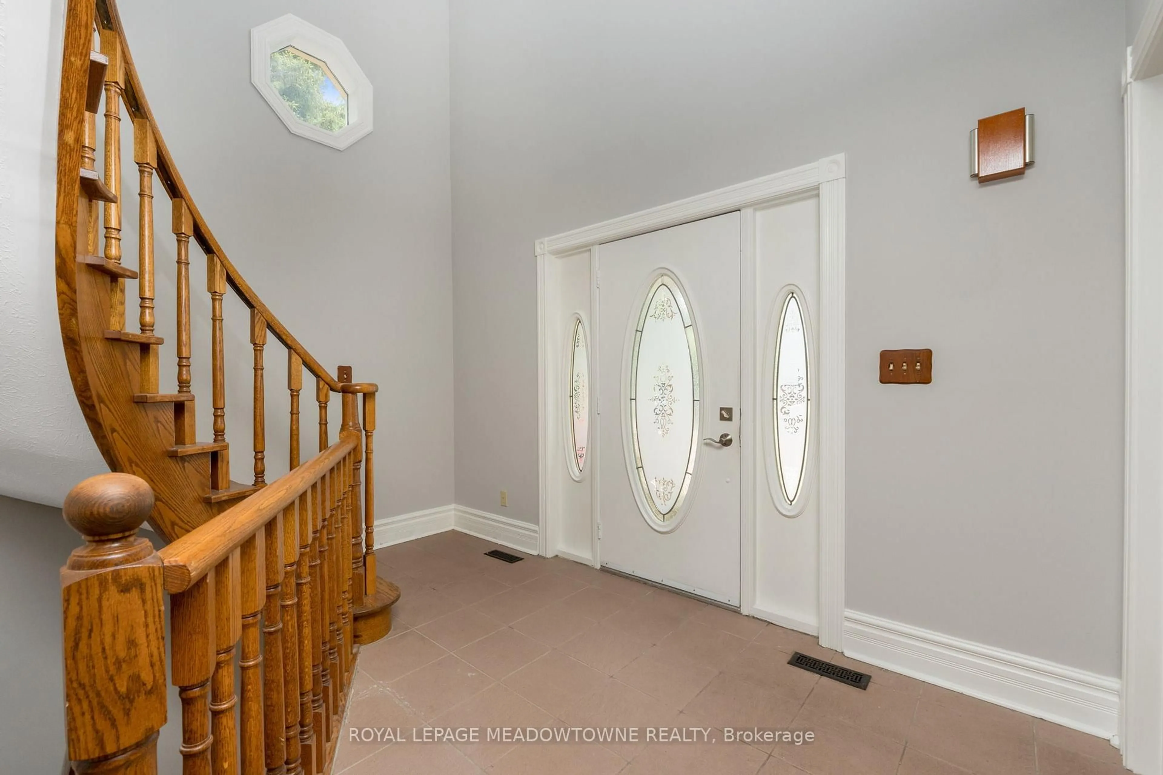 Indoor foyer for 15637 Mclaughlin Rd, Caledon Ontario L7C 1L9