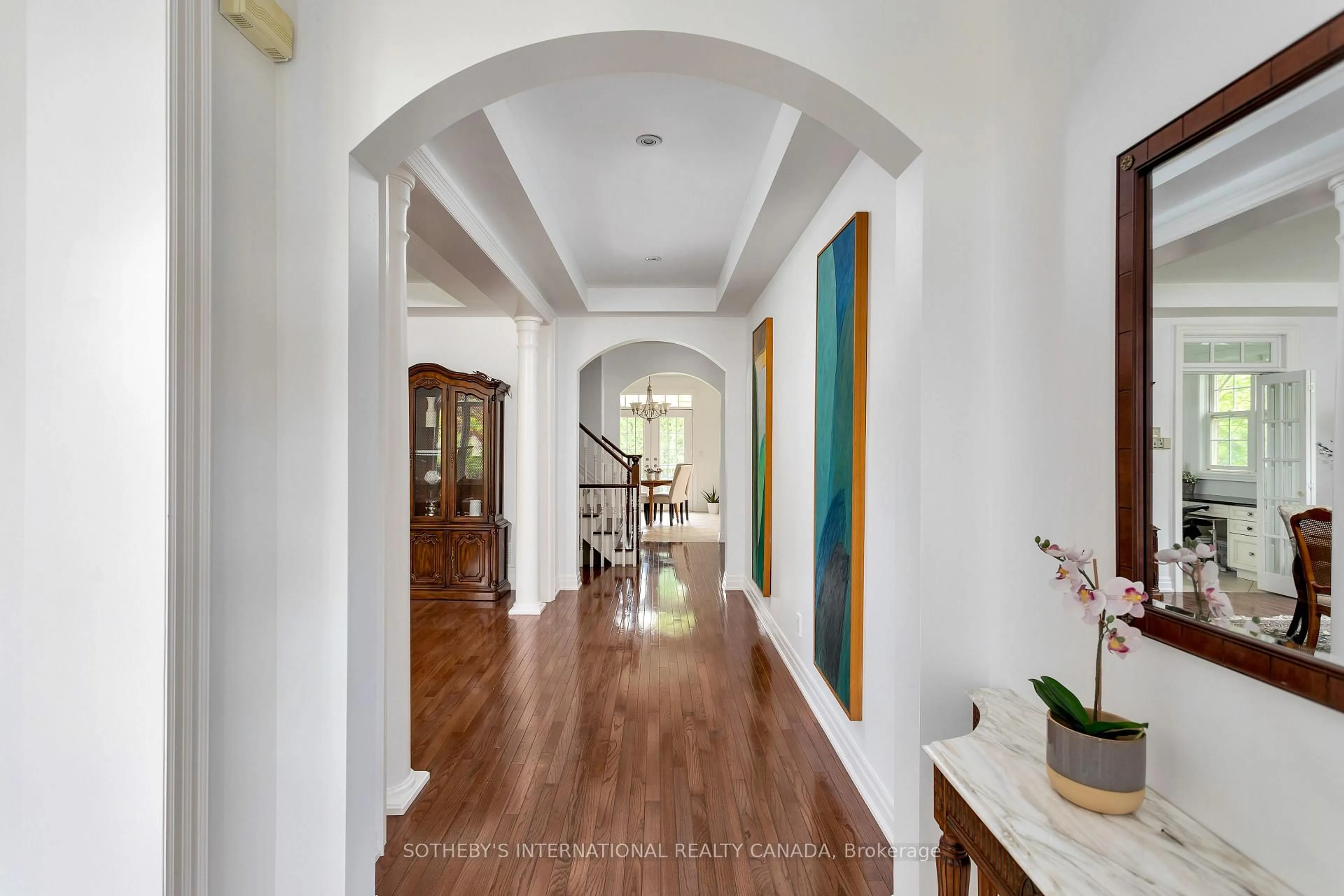 Indoor foyer for 850 CANYON St, Mississauga Ontario L5H 4L6