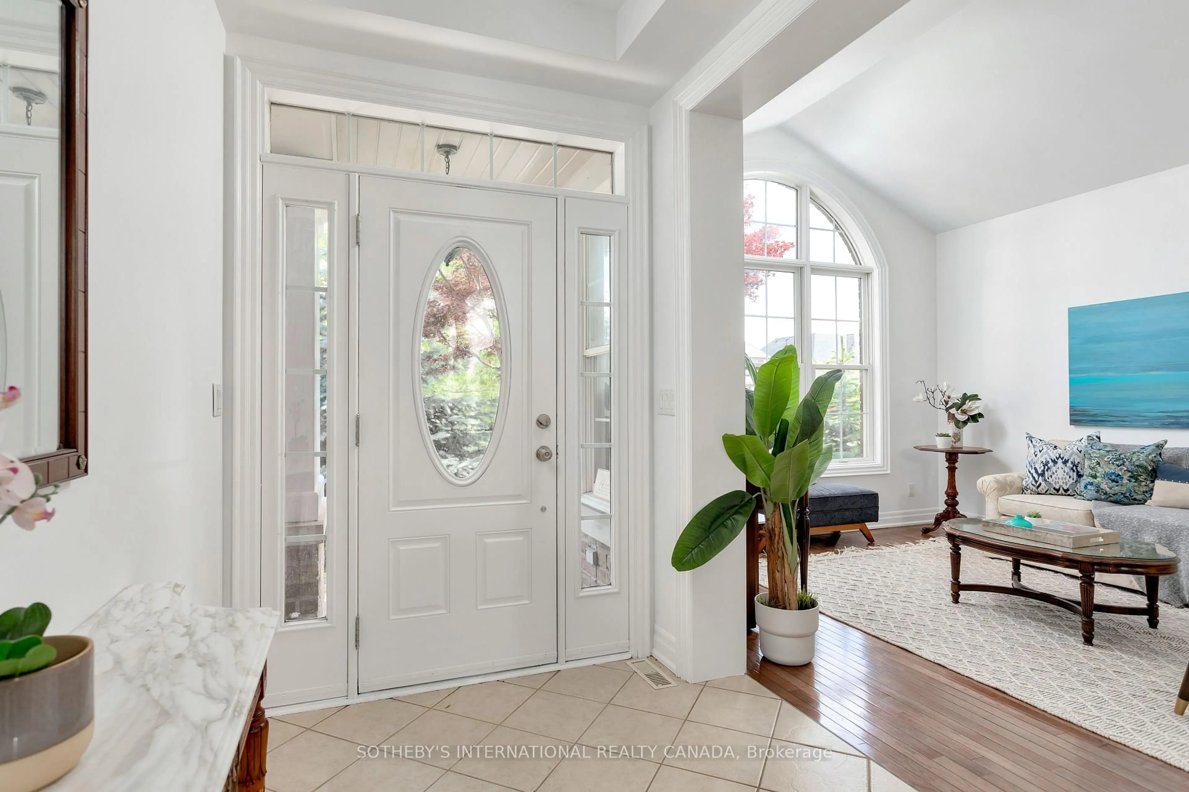 Indoor entryway for 850 CANYON St, Mississauga Ontario L5H 4L6