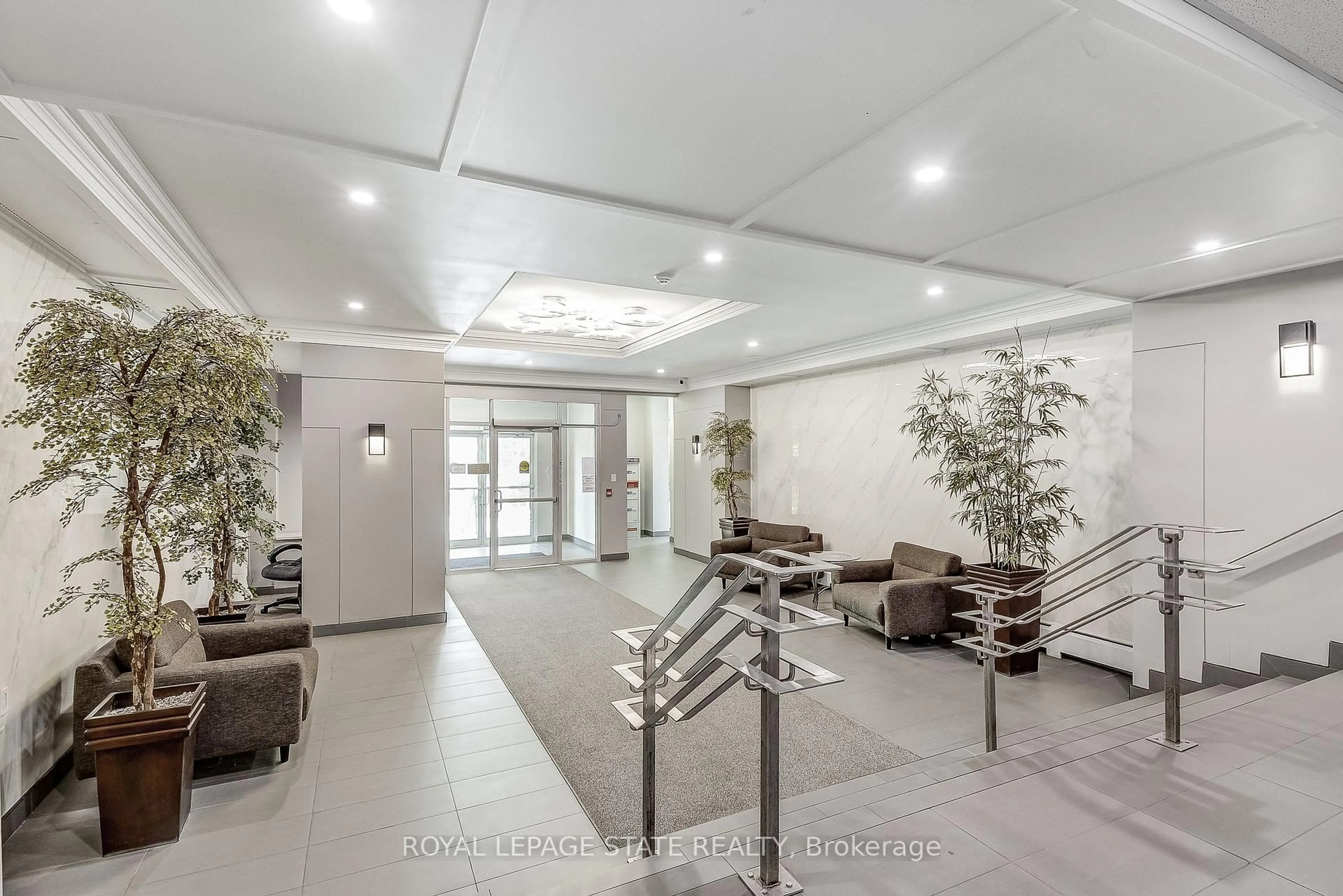 Indoor foyer for 975 Warwick Crt #B1, Burlington Ontario L7T 3Z7