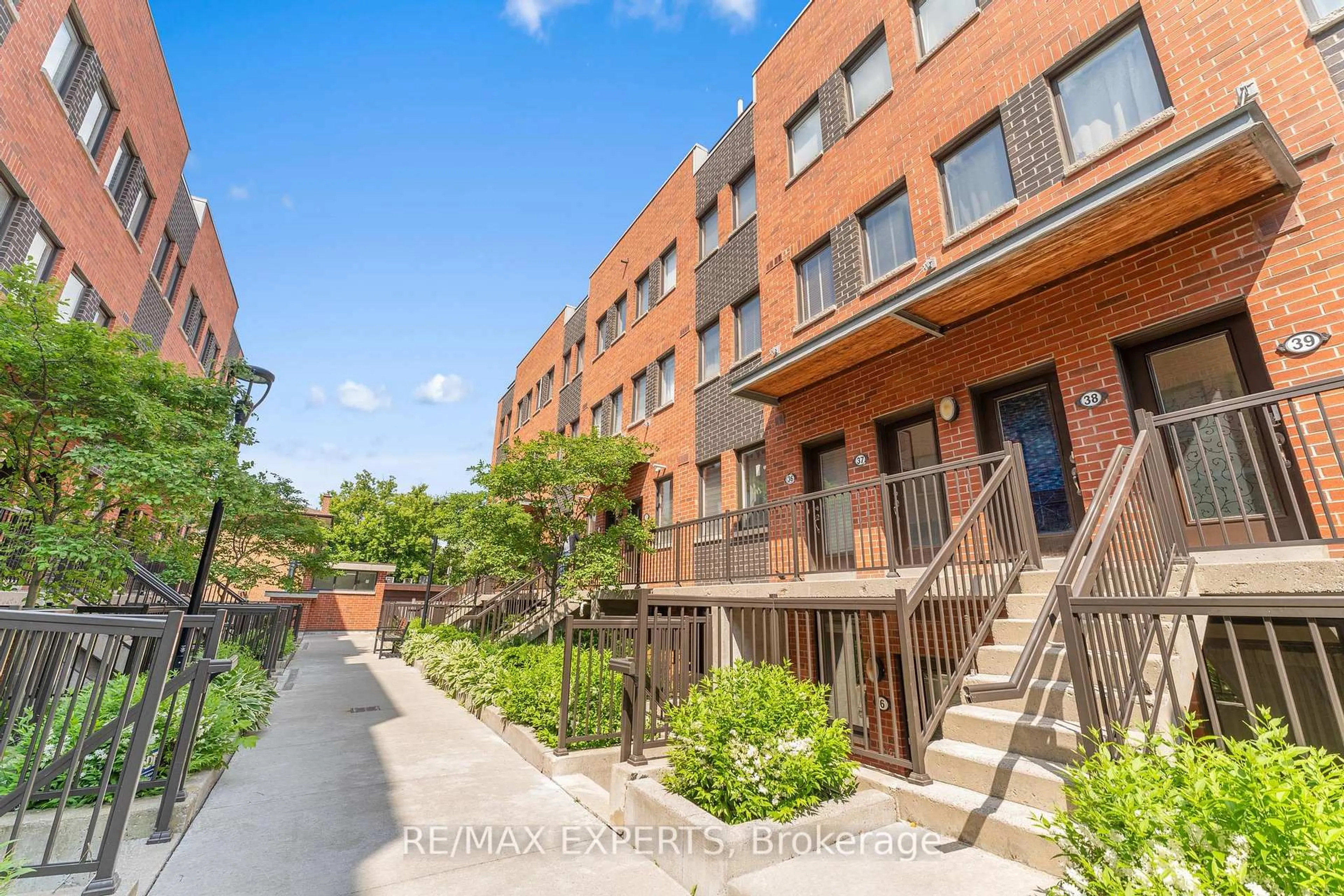 Patio, street for 871 Wilson Ave #6, Toronto Ontario M3K 1E6