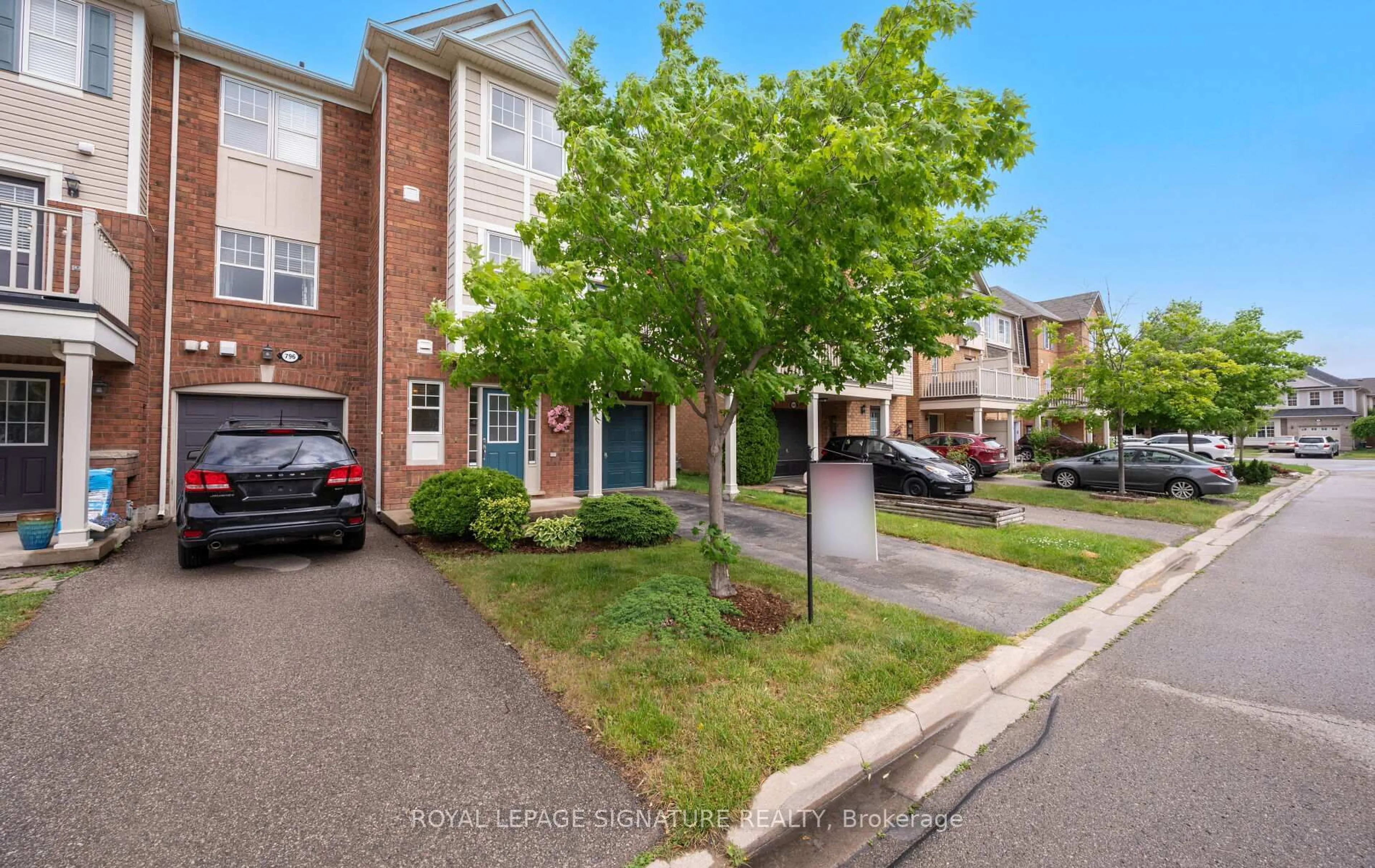 A pic from outside/outdoor area/front of a property/back of a property/a pic from drone, street for 798 Shortreed Cres, Milton Ontario L9T 0E9