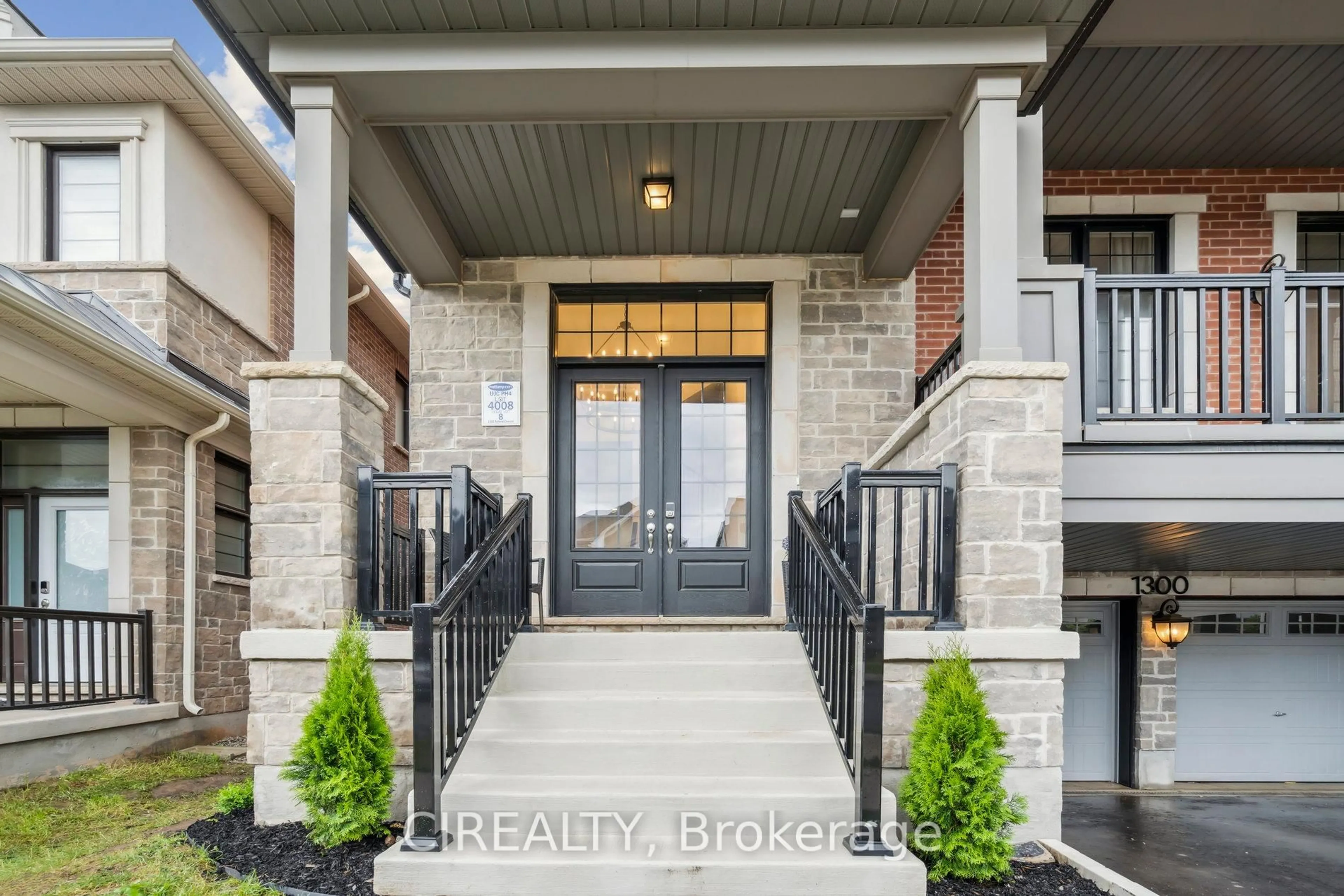 Indoor entryway for 1300 Aymond Cres, Oakville Ontario L6H 7W8