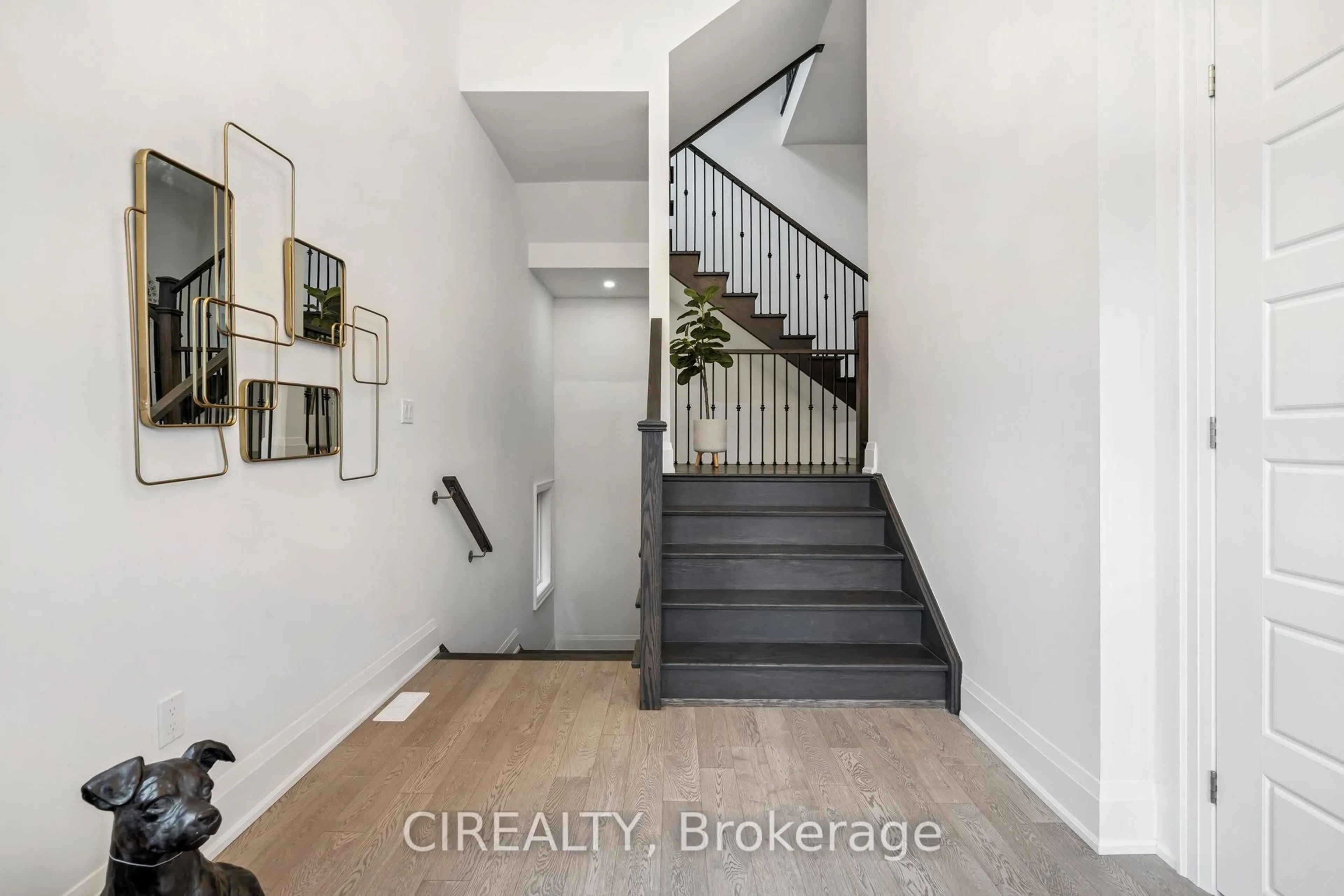 Indoor entryway for 1300 Aymond Cres, Oakville Ontario L6H 7W8