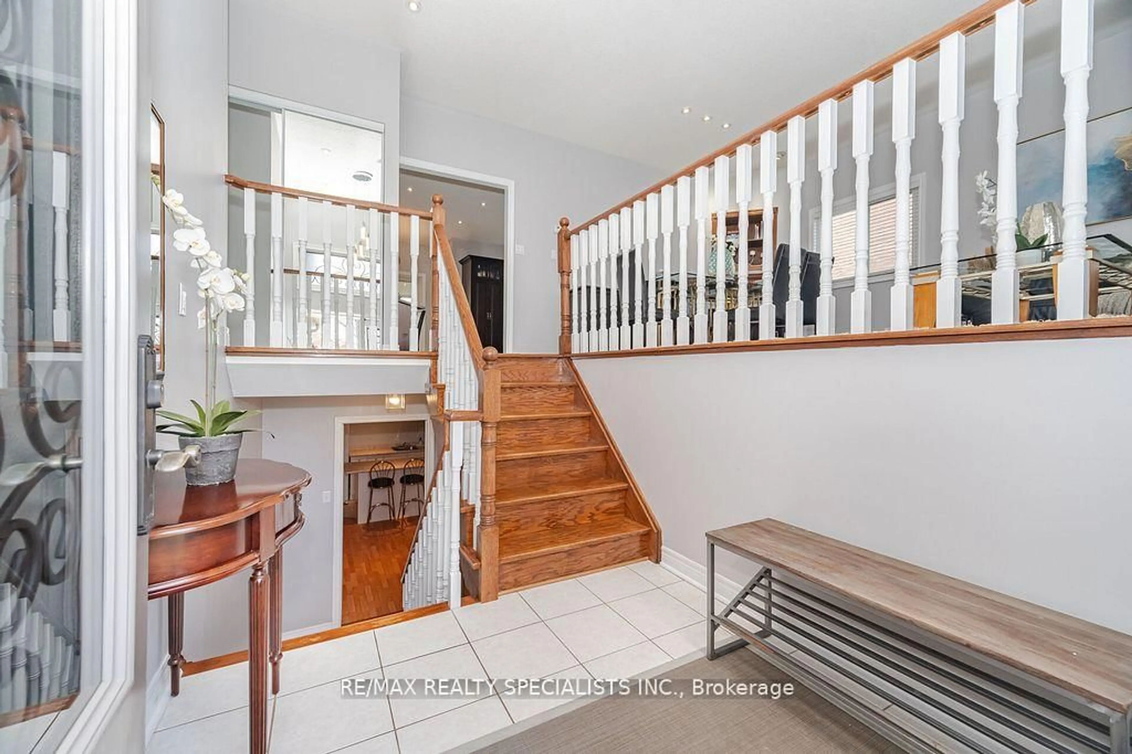 Indoor entryway for 14 Kirkwood Cres, Caledon Ontario L7C 1B9