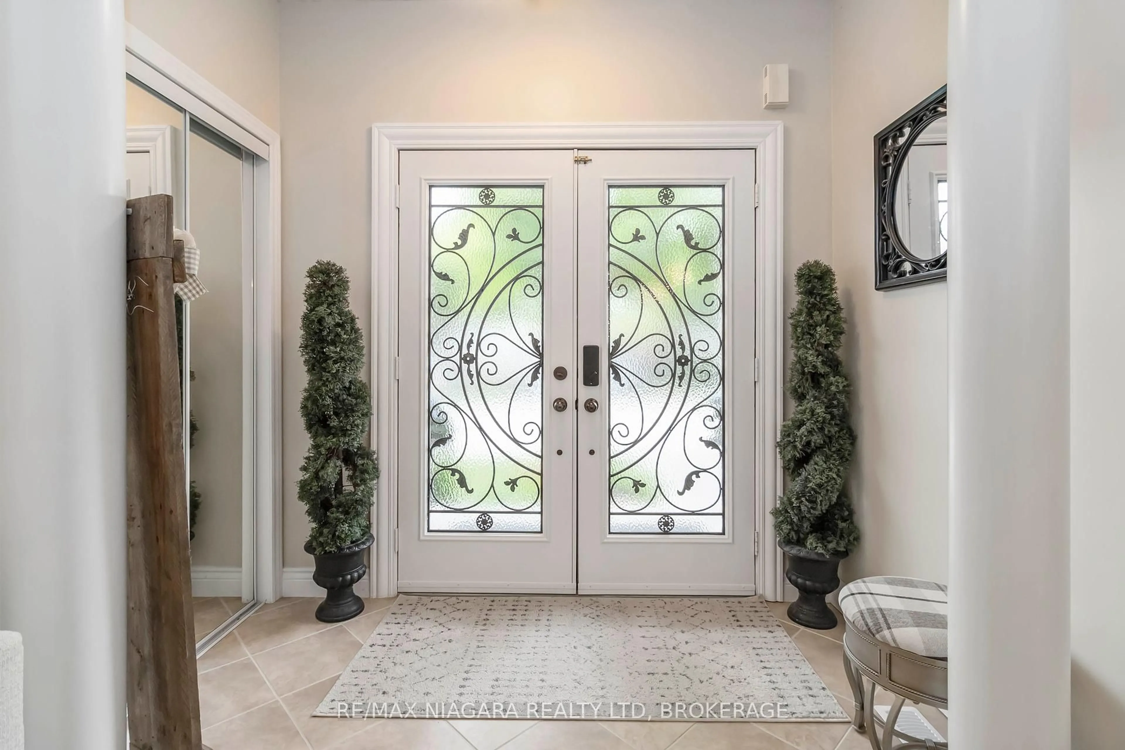 Indoor entryway for 2468 Whitehorn Dr, Burlington Ontario L7L 7M7