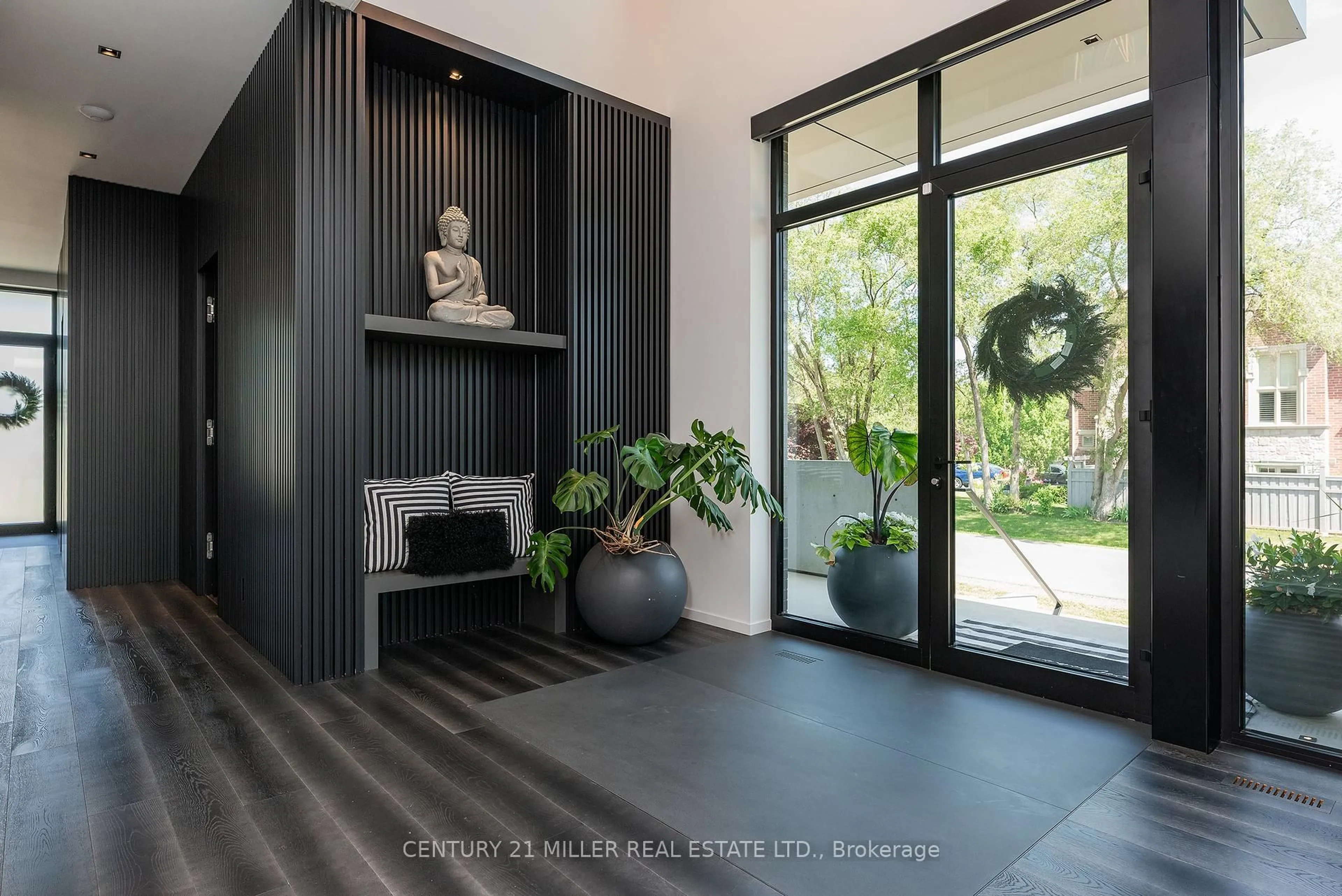 Indoor entryway for 1239 Sedgewick Cres, Oakville Ontario L6L 1X5