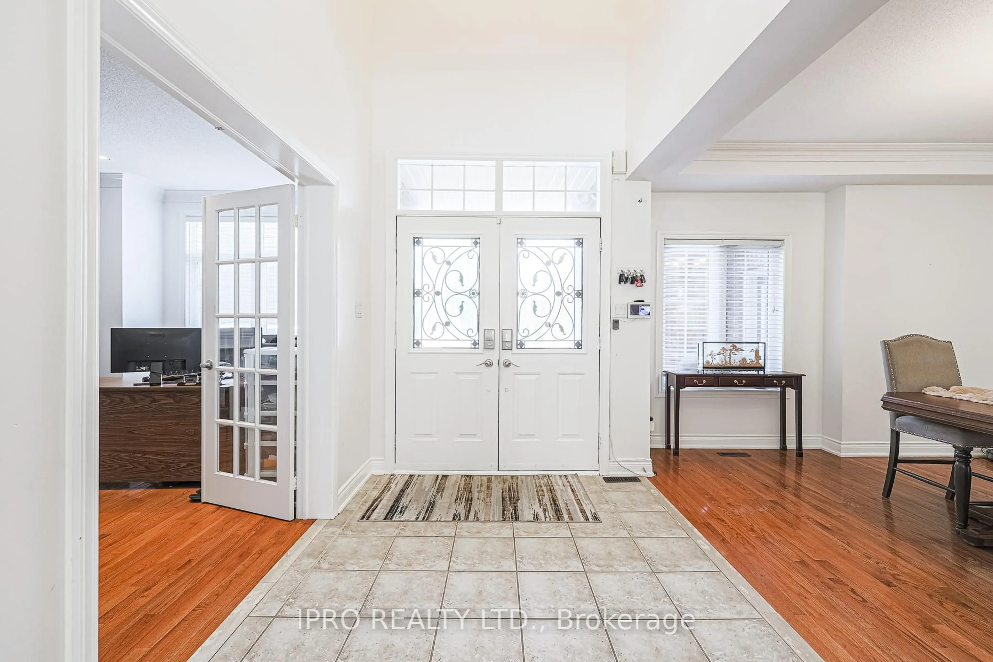 Indoor entryway for 26 Saint Hubert Dr, Brampton Ontario L6P 1V7