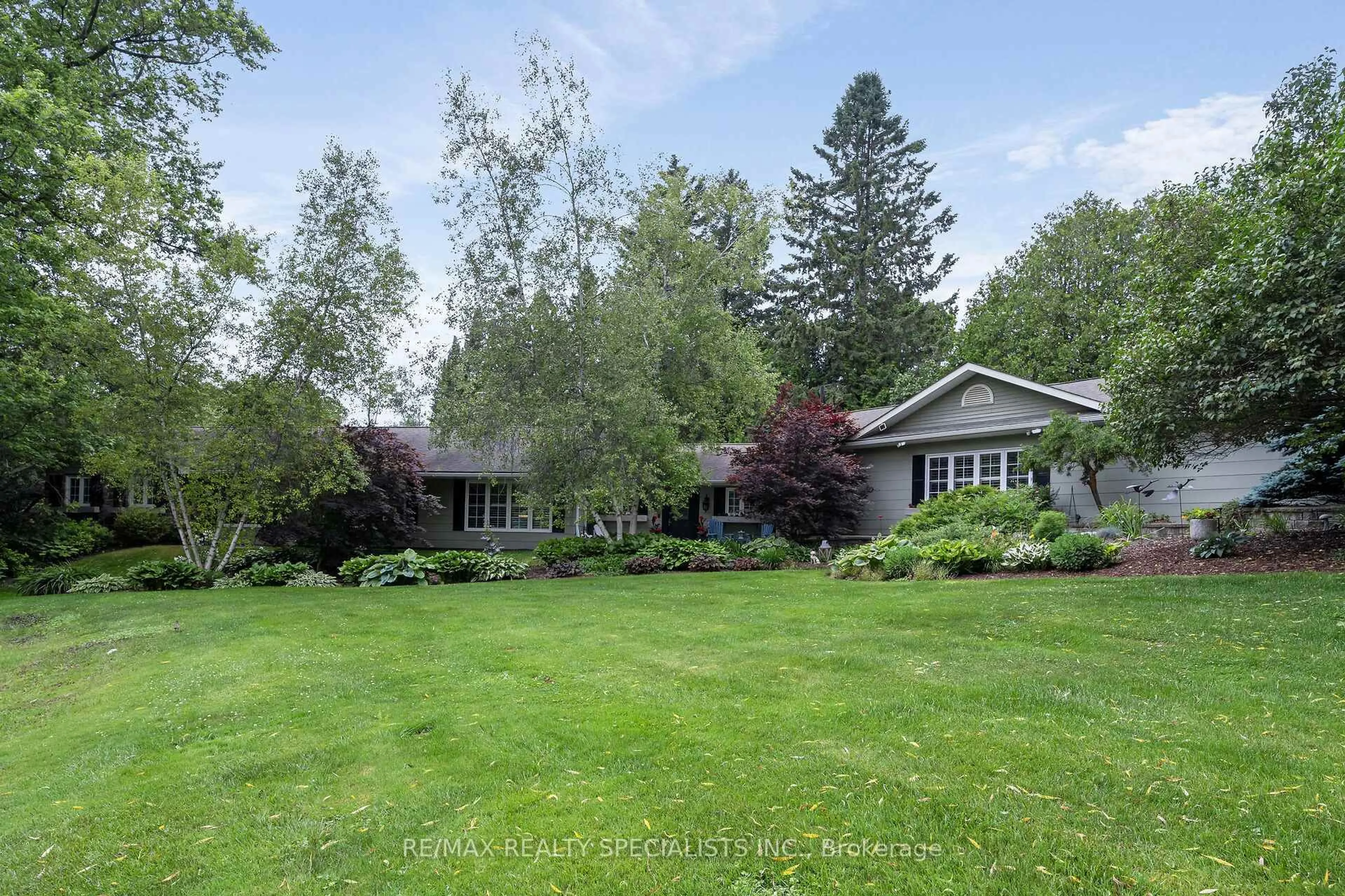A pic from outside/outdoor area/front of a property/back of a property/a pic from drone, unknown for 2 Cedar Dr, Caledon Ontario L7K 1H6