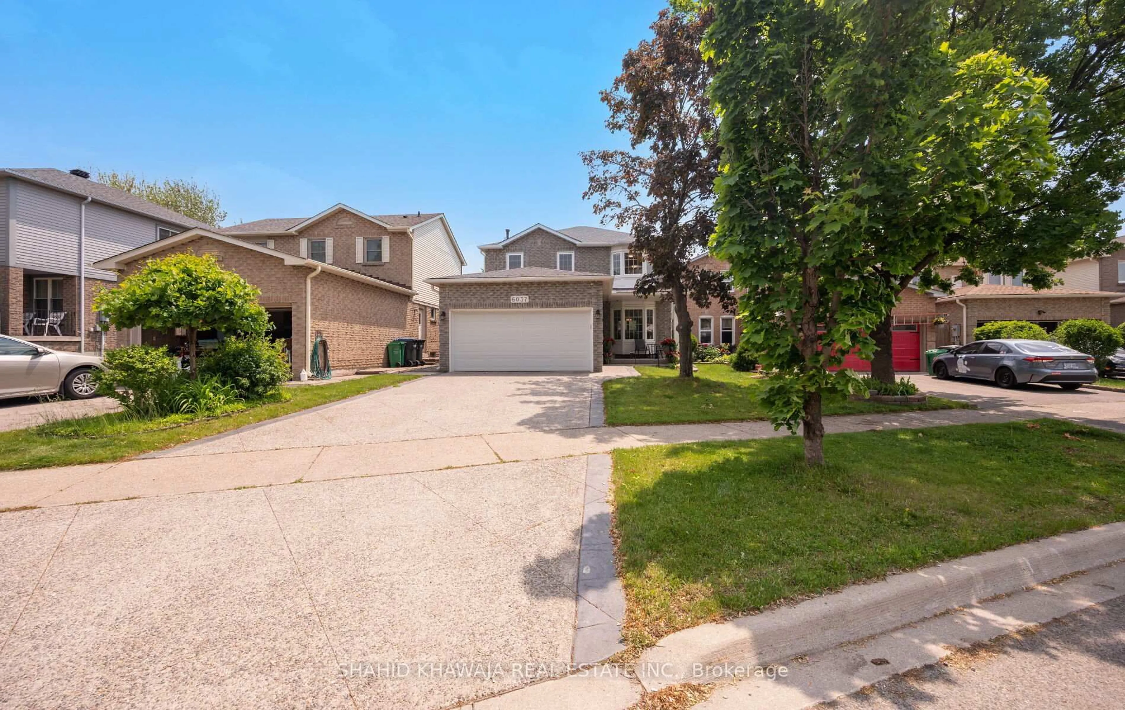 A pic from outside/outdoor area/front of a property/back of a property/a pic from drone, street for 6037 Prairie Circ, Mississauga Ontario L5N 6B1