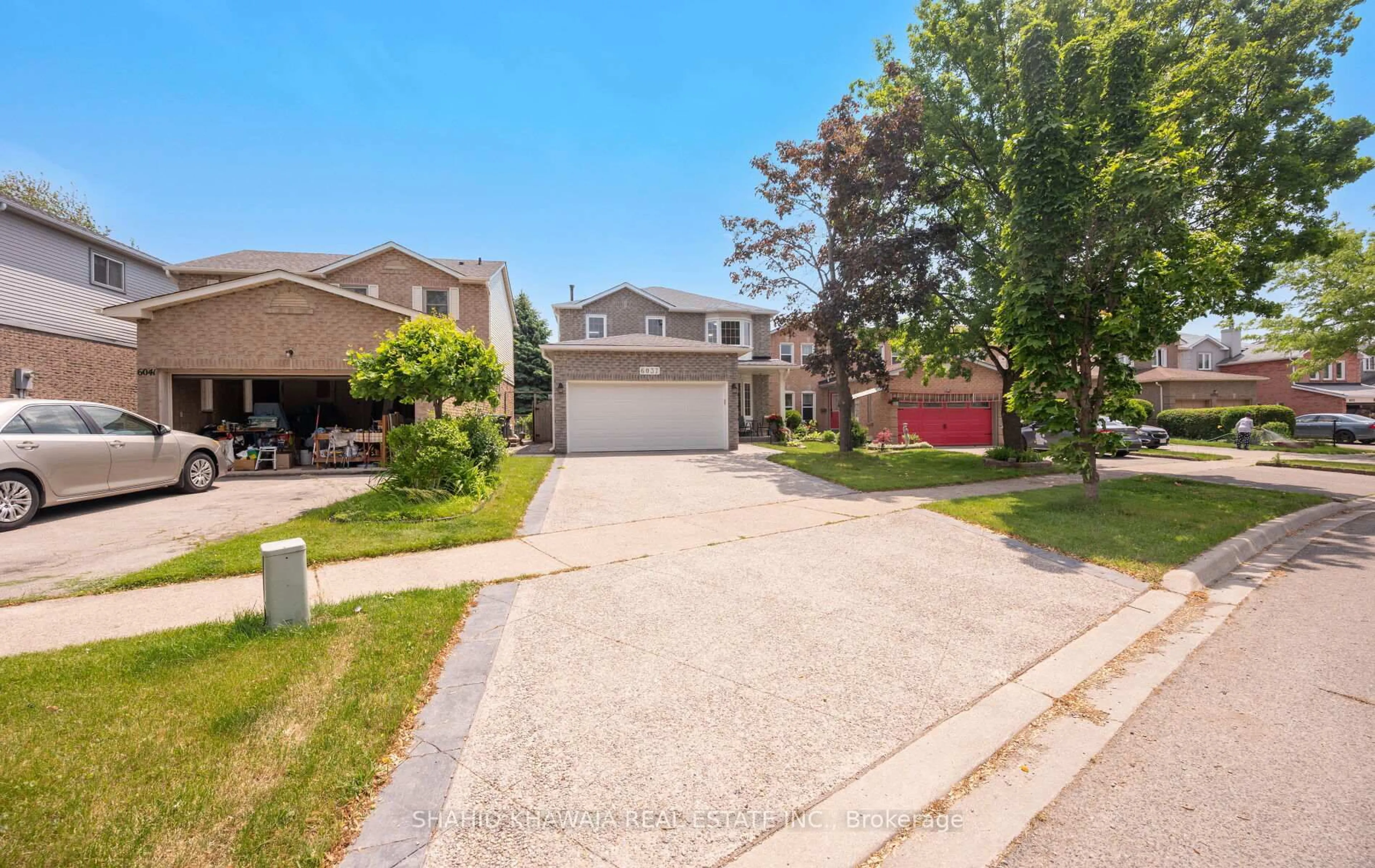A pic from outside/outdoor area/front of a property/back of a property/a pic from drone, street for 6037 Prairie Circ, Mississauga Ontario L5N 6B1