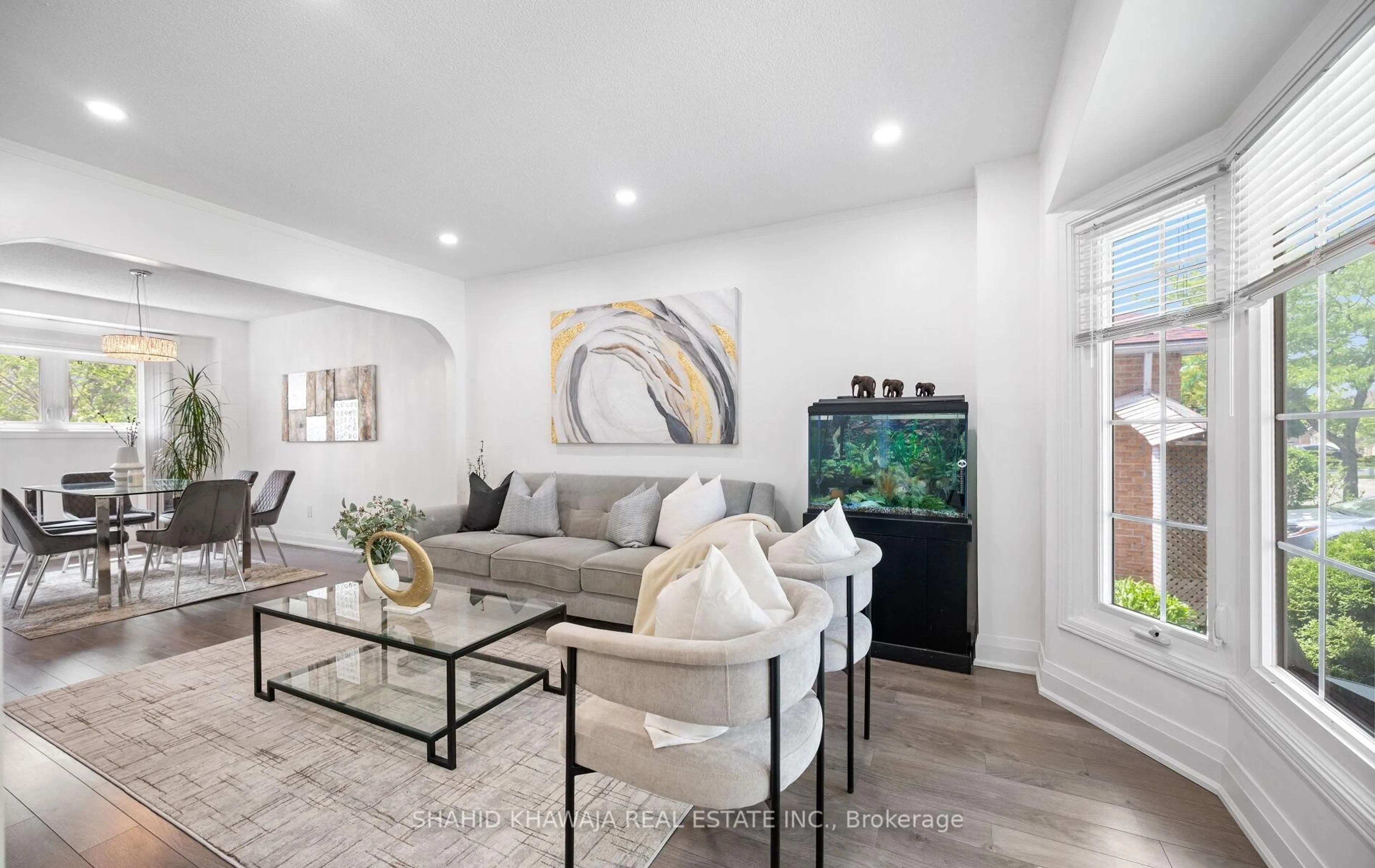 Living room with furniture, unknown for 6037 Prairie Circ, Mississauga Ontario L5N 6B1