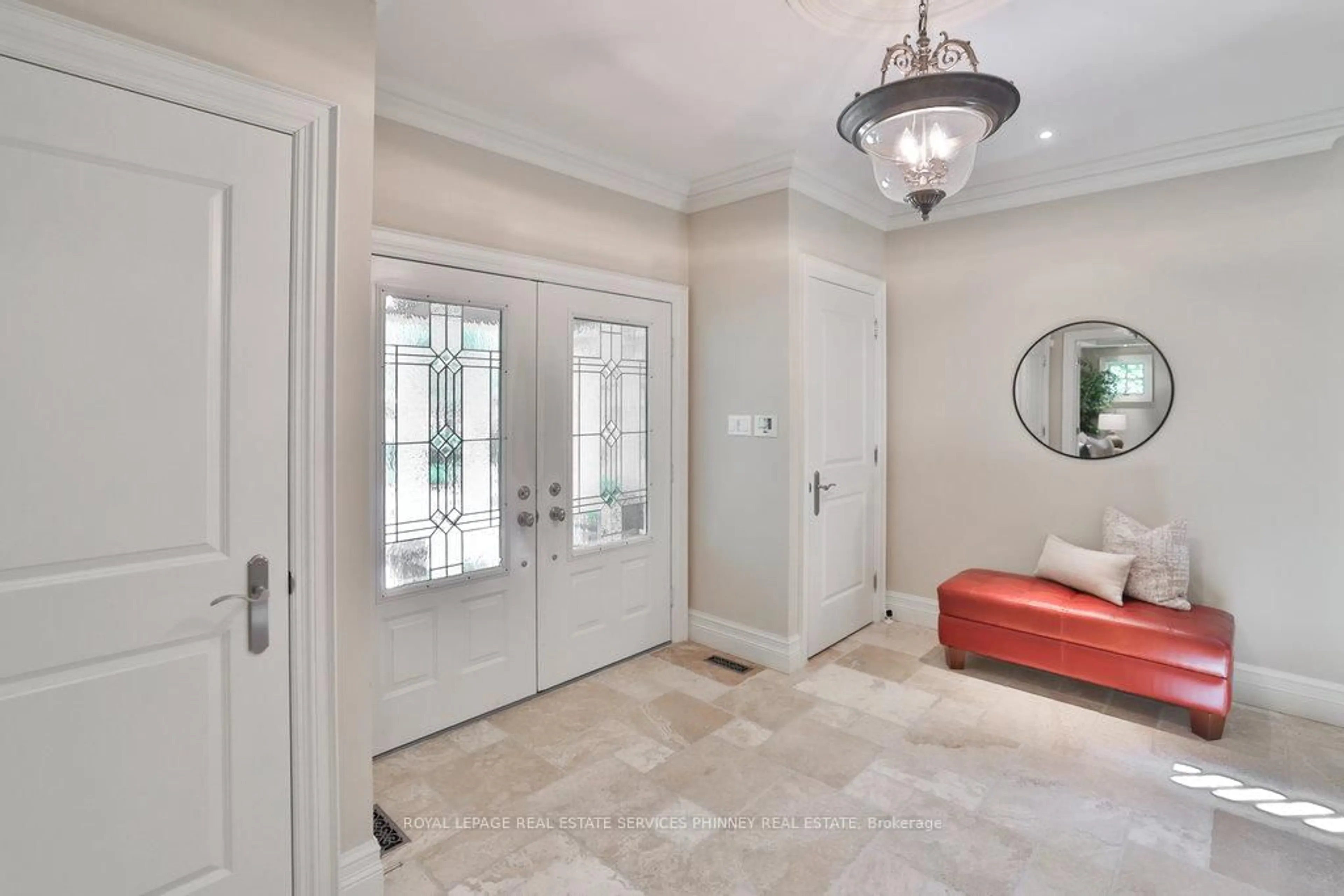 Indoor entryway for 1442 Glenburnie Rd, Mississauga Ontario L5G 3C8