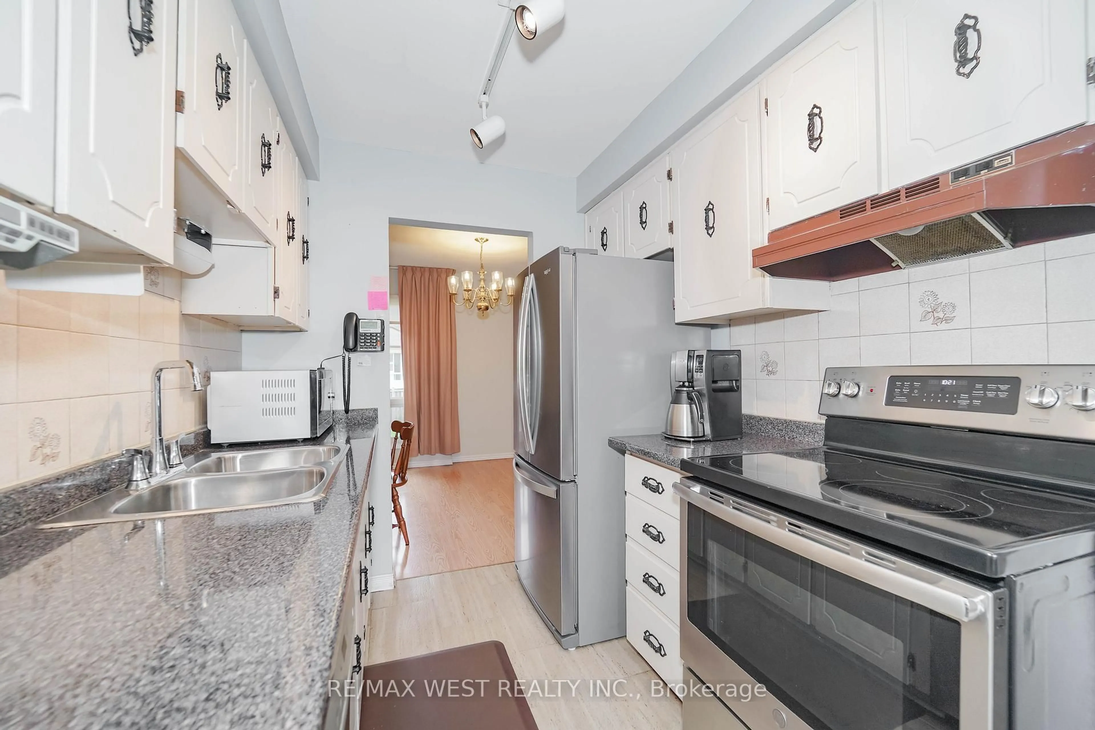 Standard kitchen, ceramic/tile floor for 16 Crosswood Lane, Brampton Ontario L6V 3M2