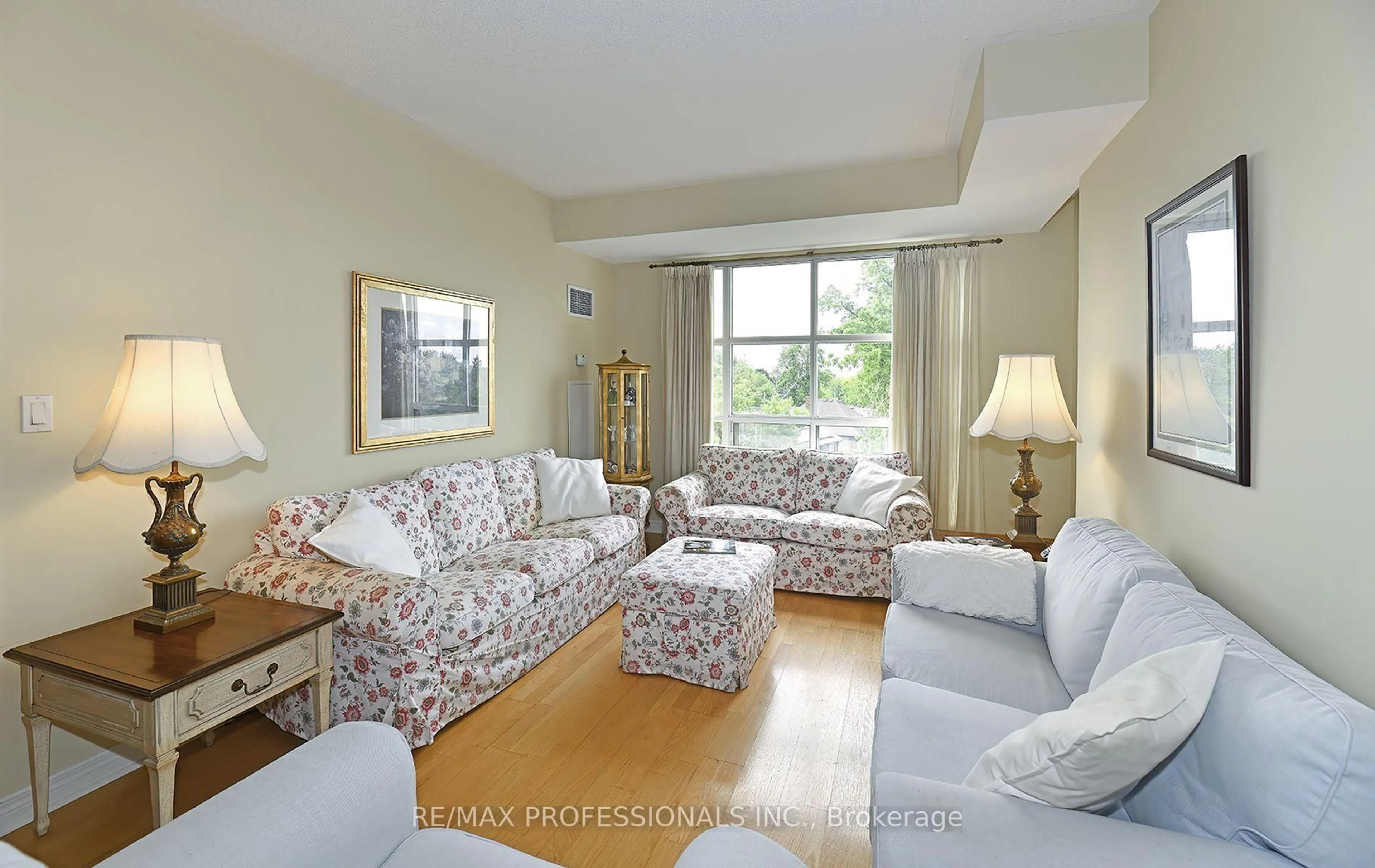 Living room with furniture, unknown for 3085 Bloor St #504, Toronto Ontario M8X 1C9
