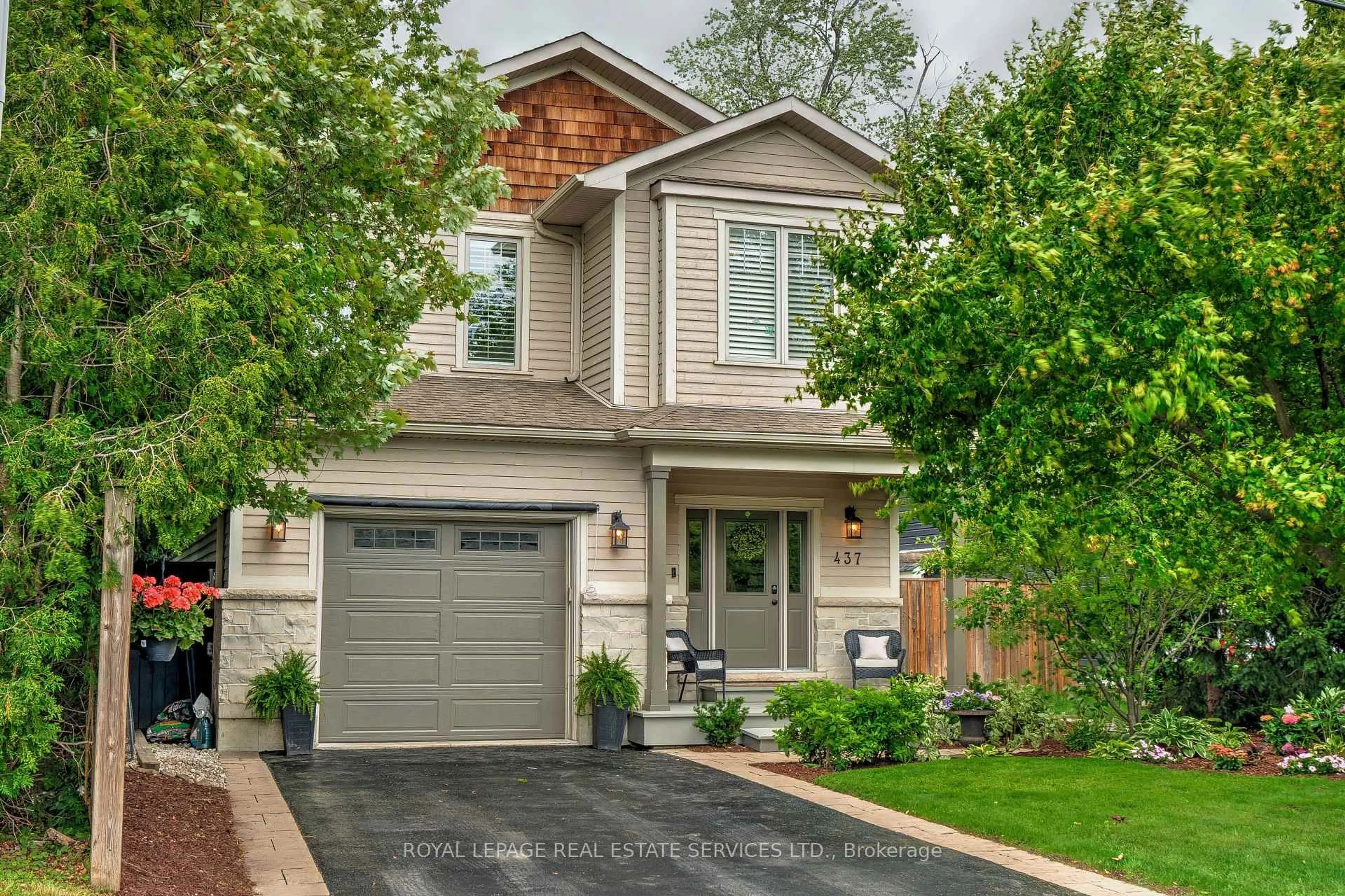 Home with brick exterior material, street for 437 Inglehart St, Oakville Ontario L6J 3J5