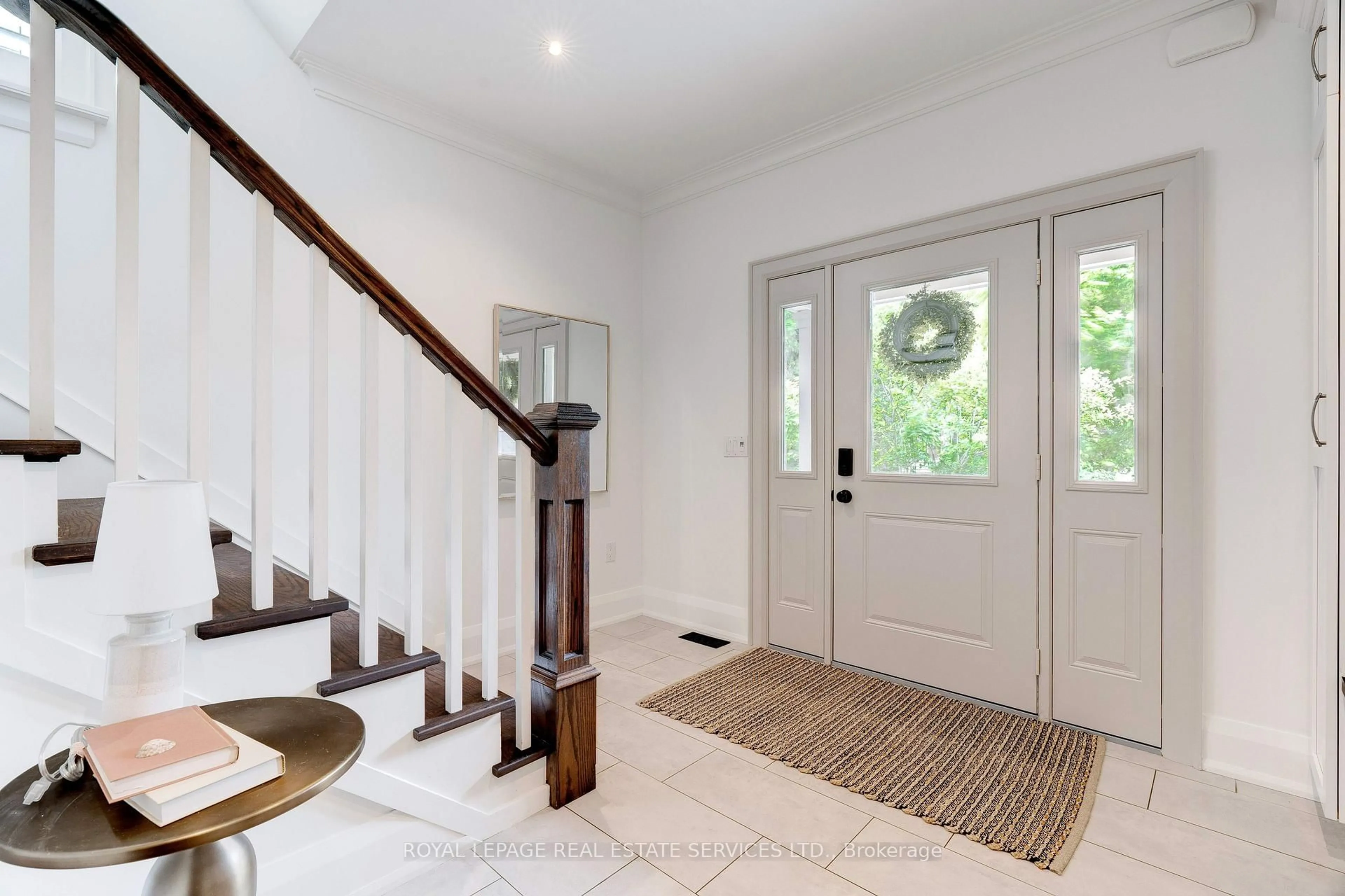 Indoor entryway for 437 Inglehart St, Oakville Ontario L6J 3J5