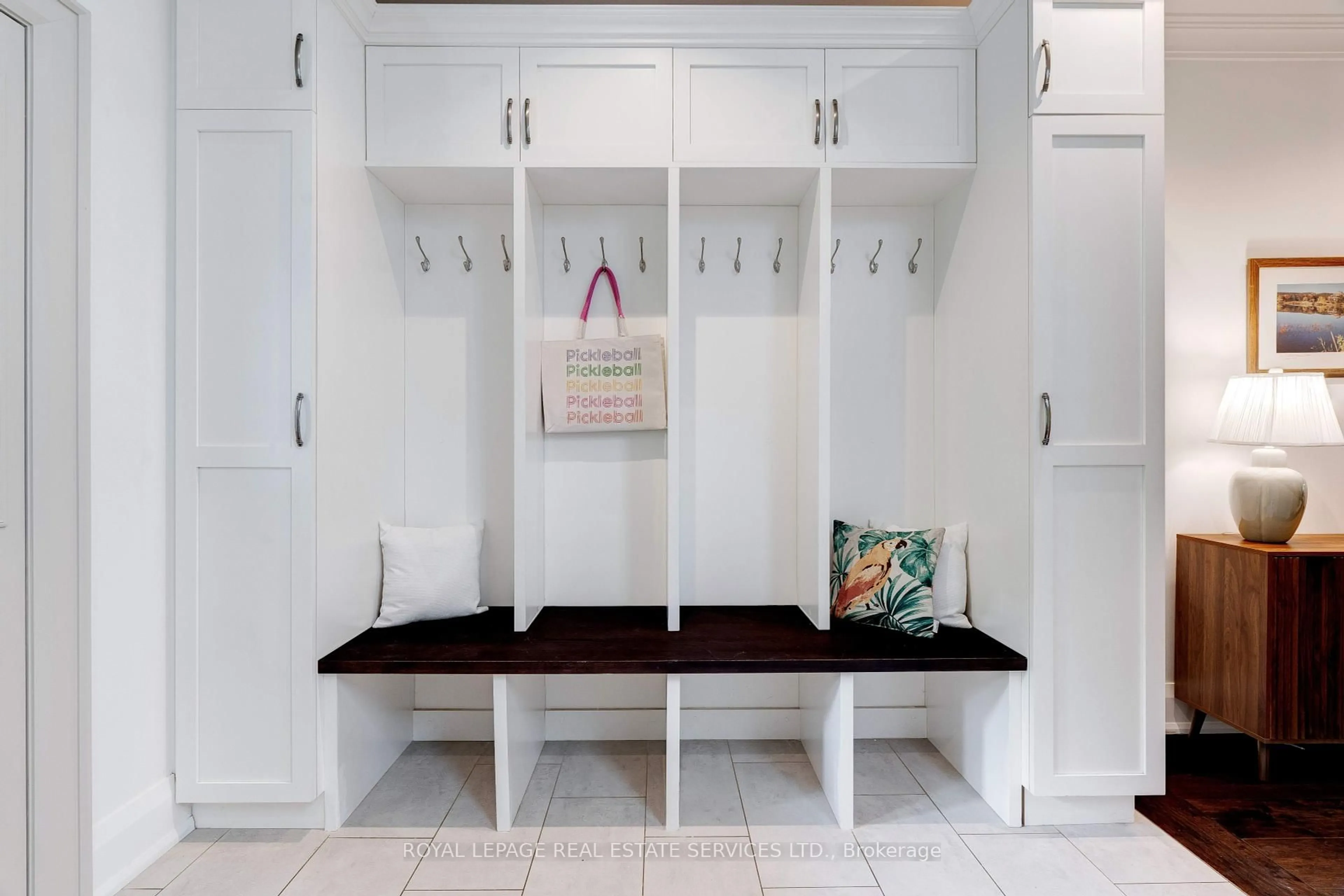 Indoor entryway for 437 Inglehart St, Oakville Ontario L6J 3J5