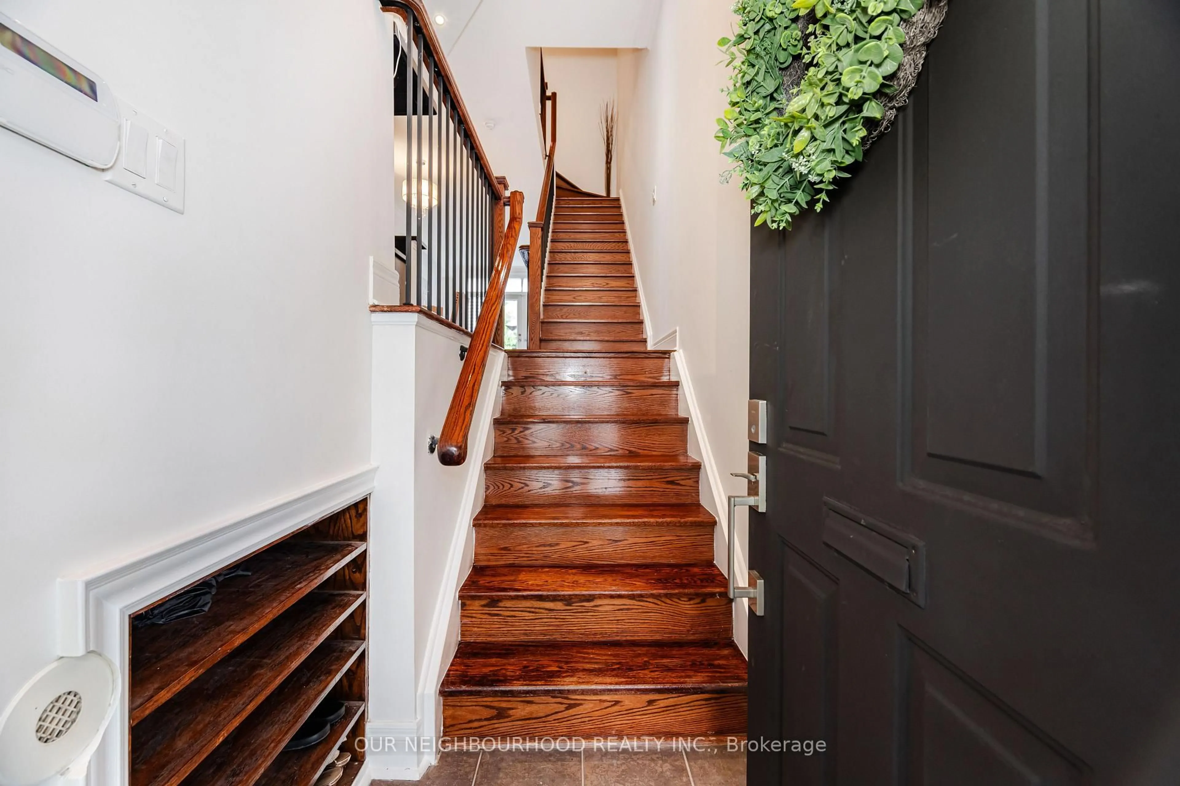 Indoor entryway for 88 Milton St, Toronto Ontario M8Y 2Y2