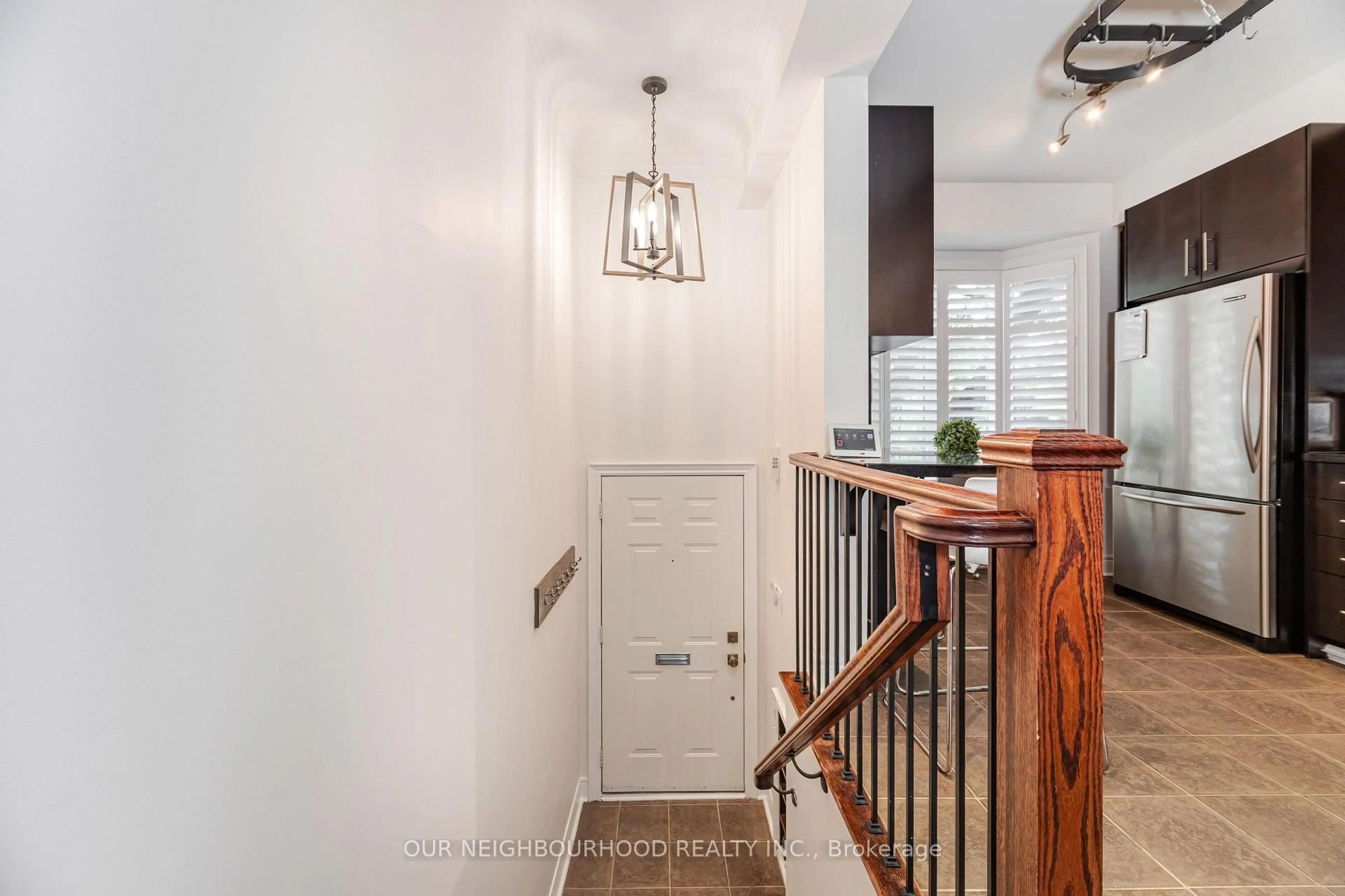 Indoor entryway for 88 Milton St, Toronto Ontario M8Y 2Y2