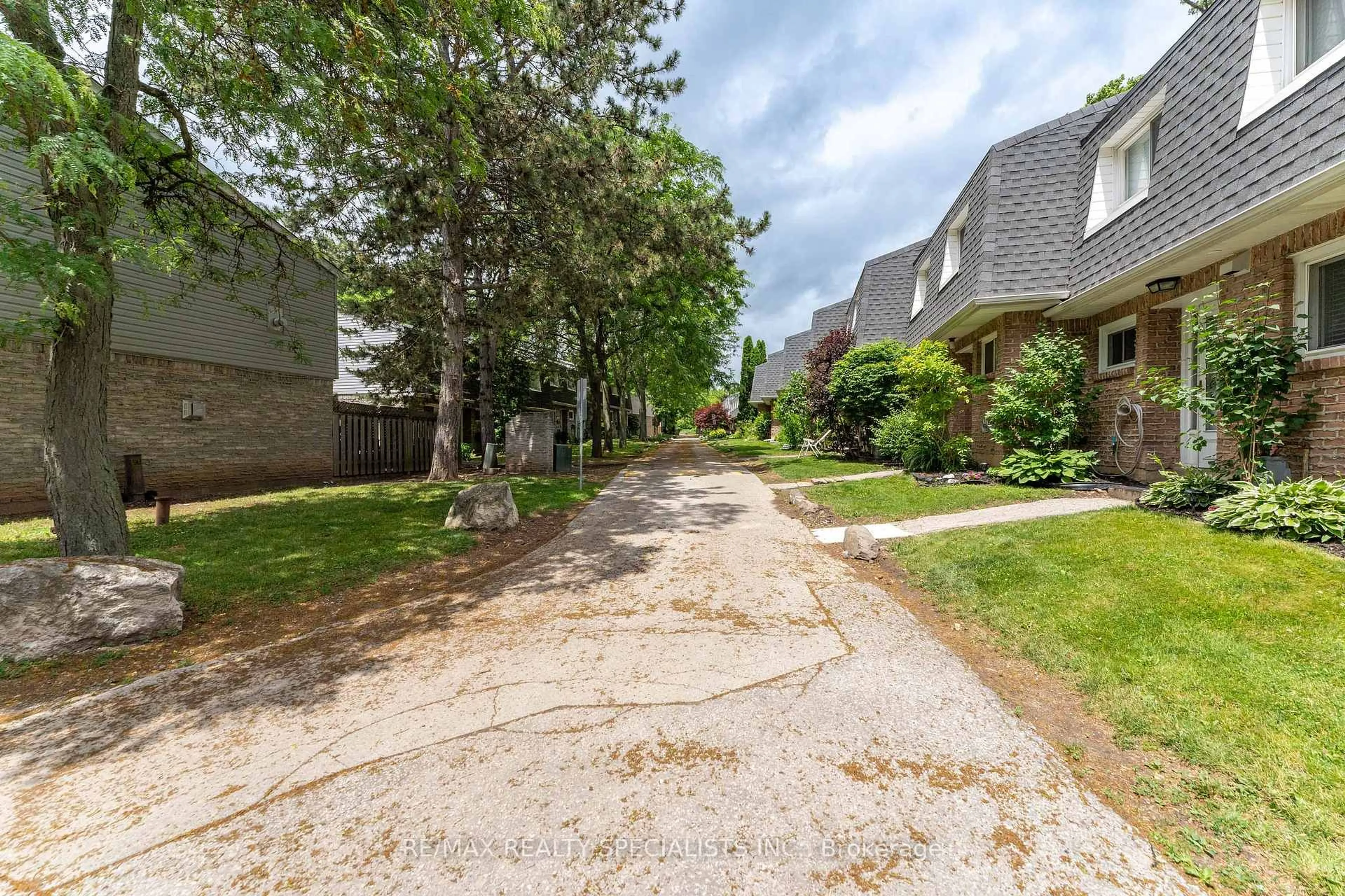 Patio, street for 2050 Upper Middle Rd #145, Burlington Ontario L7P 3R9