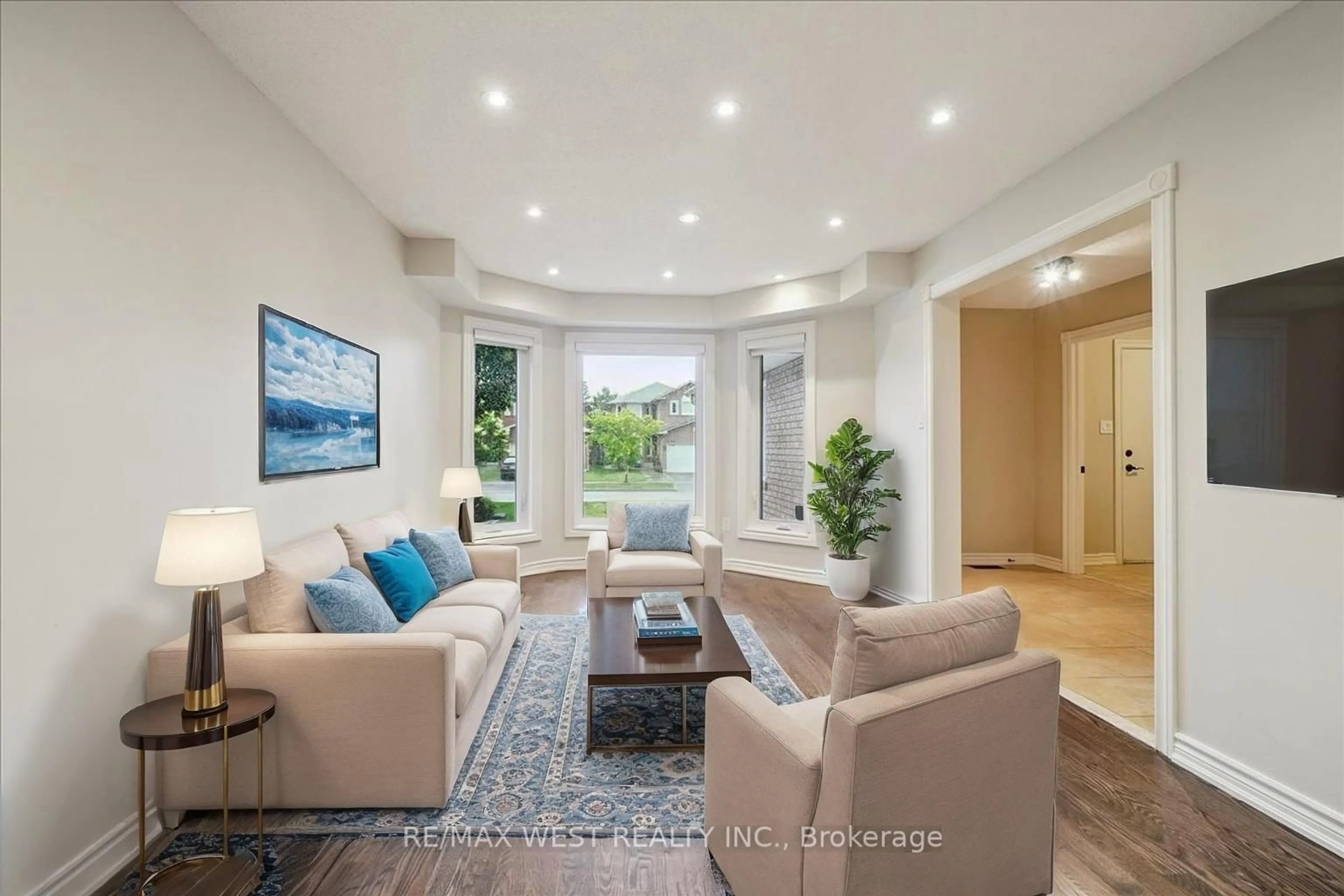 Living room with furniture, unknown for 3354 Nutcracker Dr, Mississauga Ontario L5N 6E6