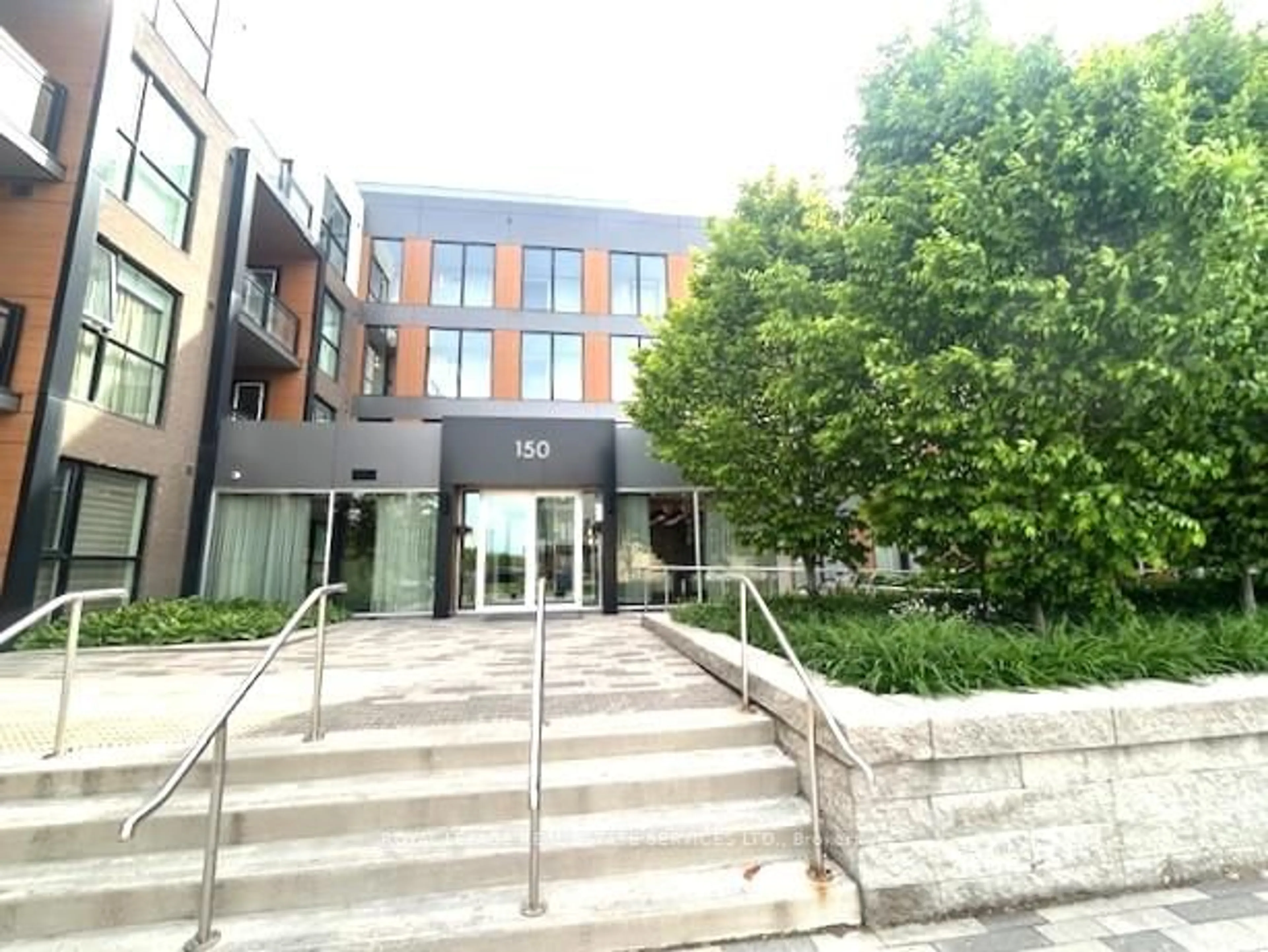 Indoor foyer for 150 Sabina Dr #104, Oakville Ontario L6H 7C3