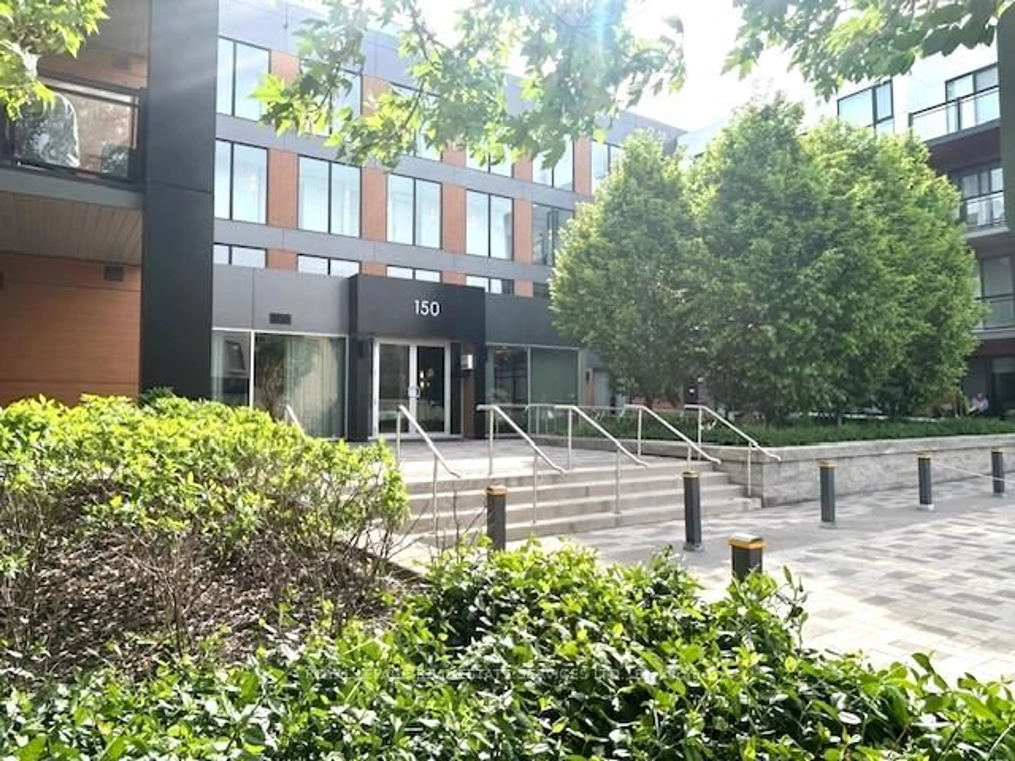 Indoor foyer for 150 Sabina Dr #104, Oakville Ontario L6H 7C3