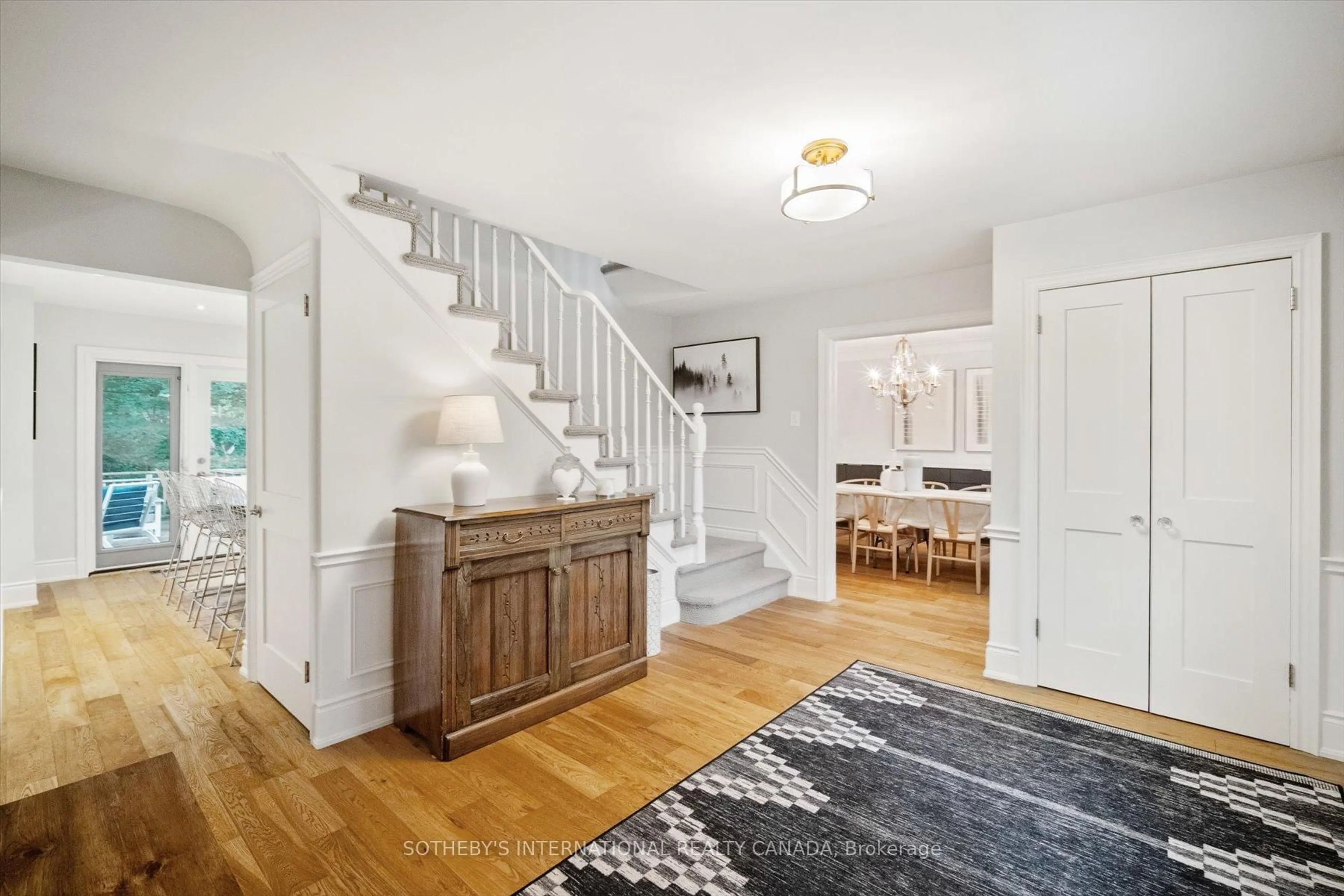 Indoor entryway for 1880 Four Seasons Dr, Burlington Ontario L7P 3B2