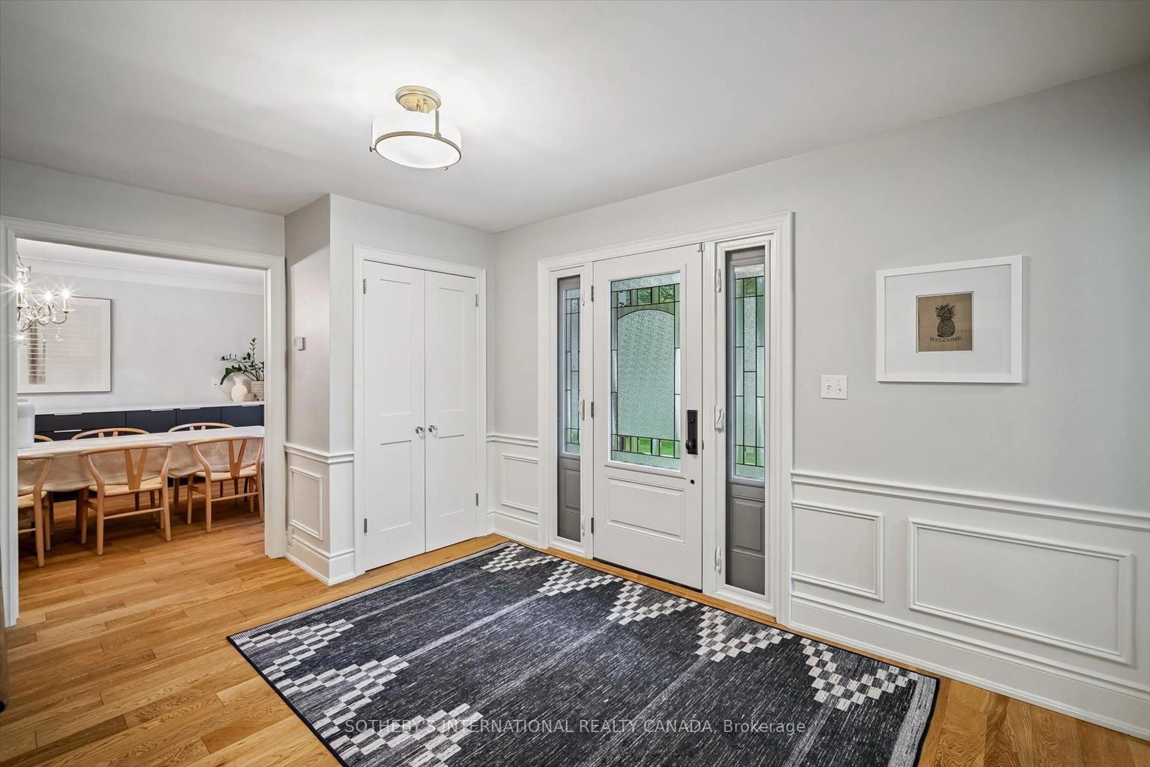 Indoor entryway for 1880 Four Seasons Dr, Burlington Ontario L7P 3B2