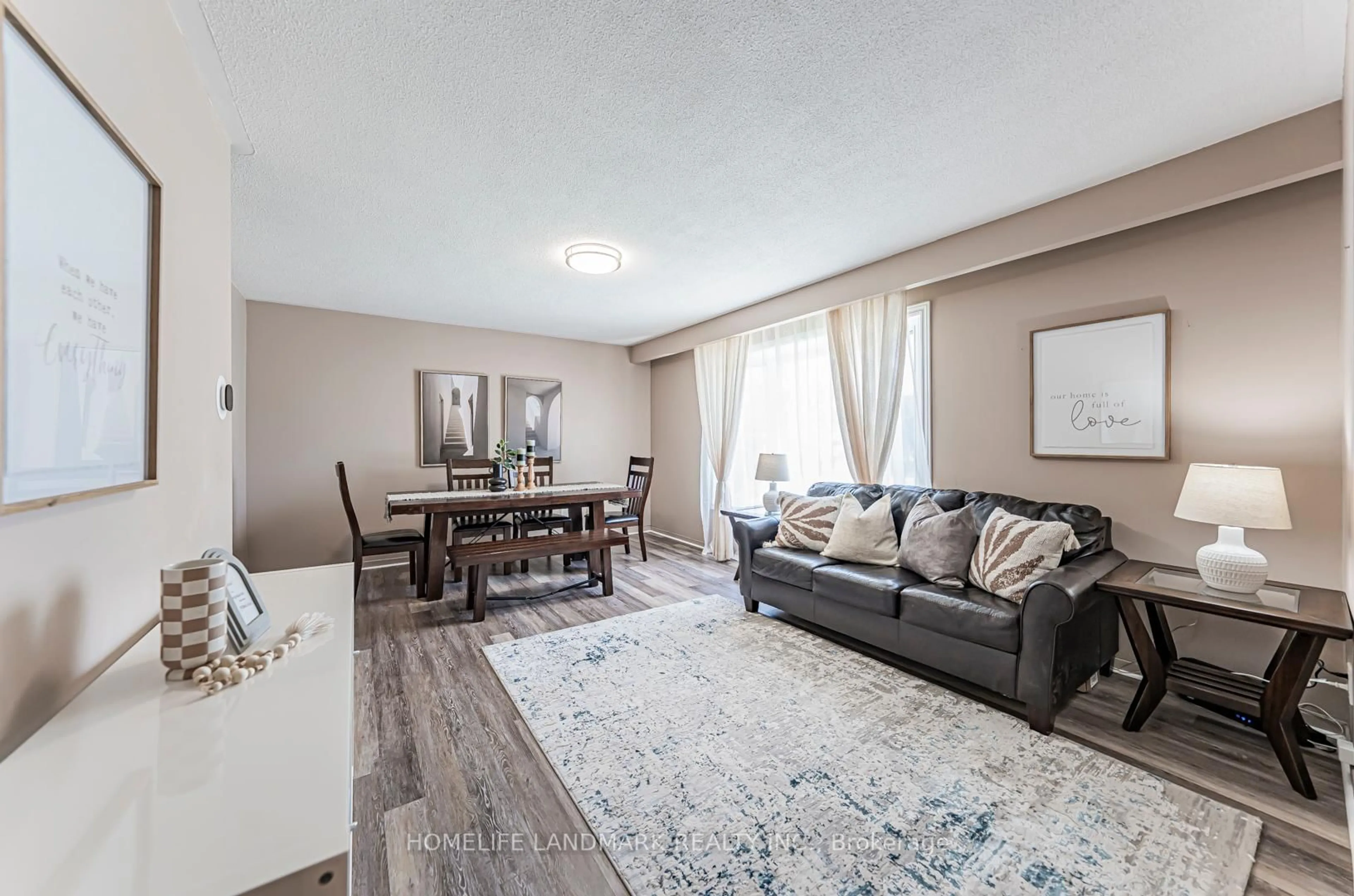 Living room with furniture, unknown for 2581 Windjammer Rd, Mississauga Ontario L5L 1H7