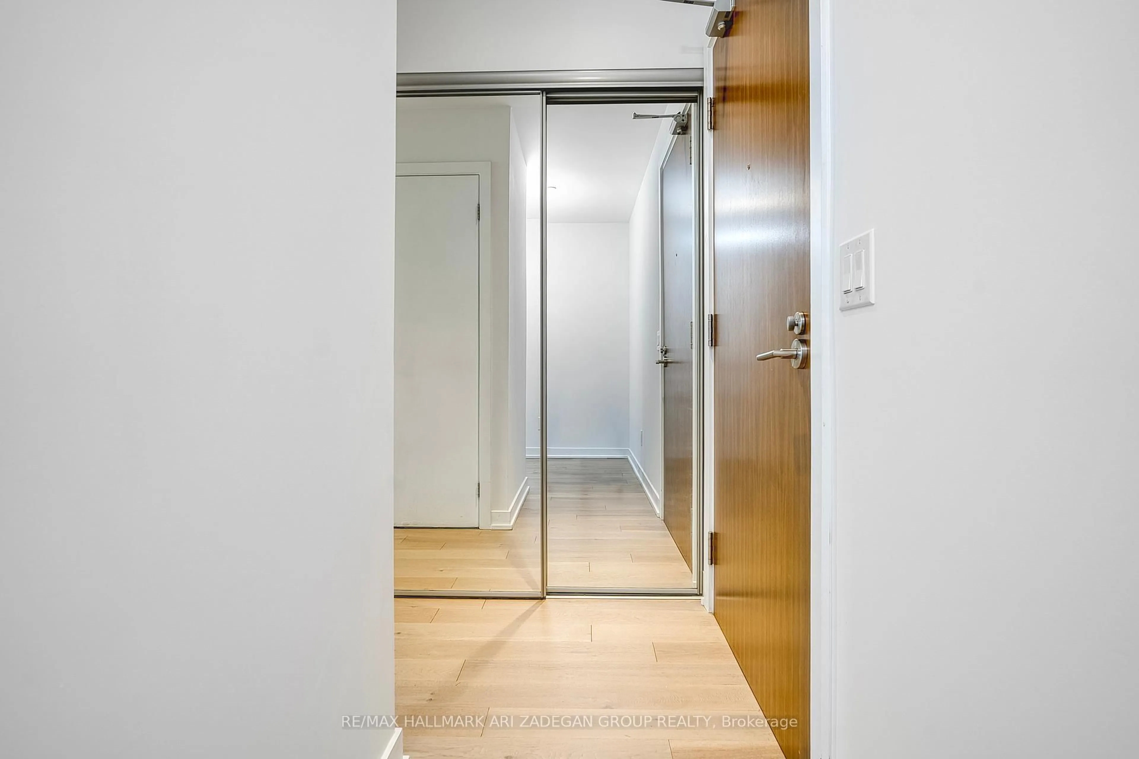 Indoor foyer for 1926 Lake Shore Blvd #2306, Toronto Ontario M6S 1A1