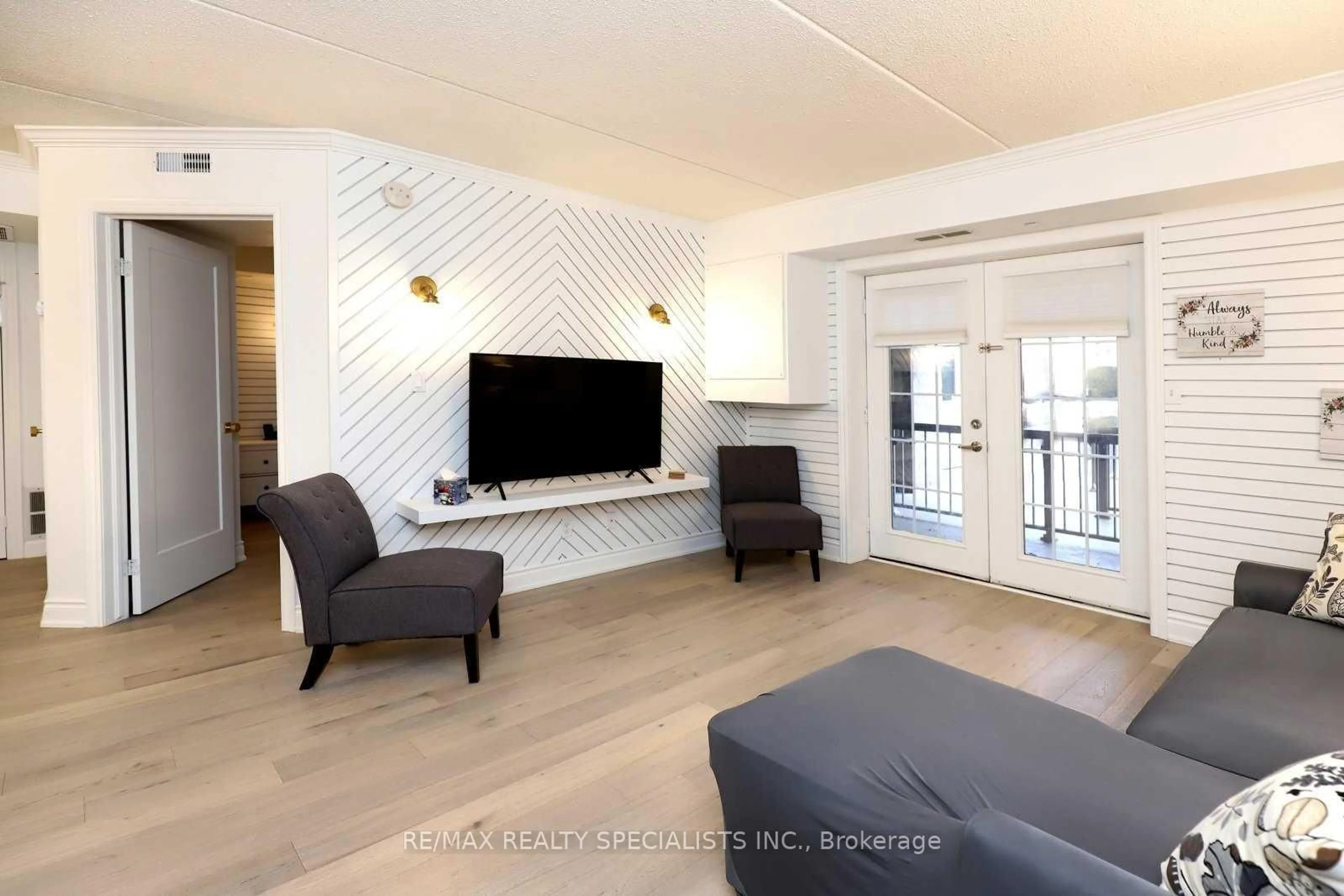 Living room with furniture, unknown for 1470 Bishops Gate #106, Oakville Ontario L6M 4N5