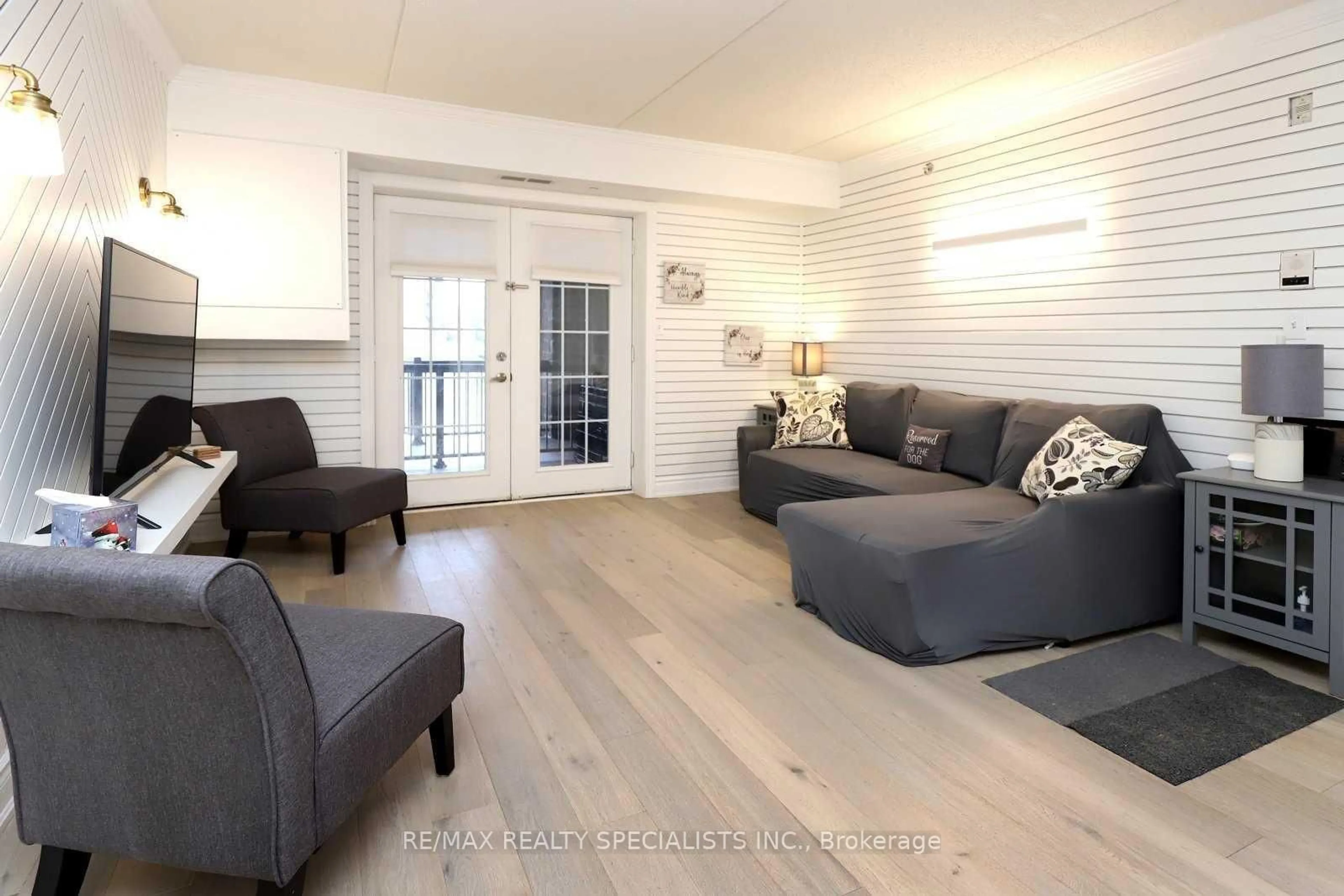 Living room with furniture, wood/laminate floor for 1470 Bishops Gate #106, Oakville Ontario L6M 4N5